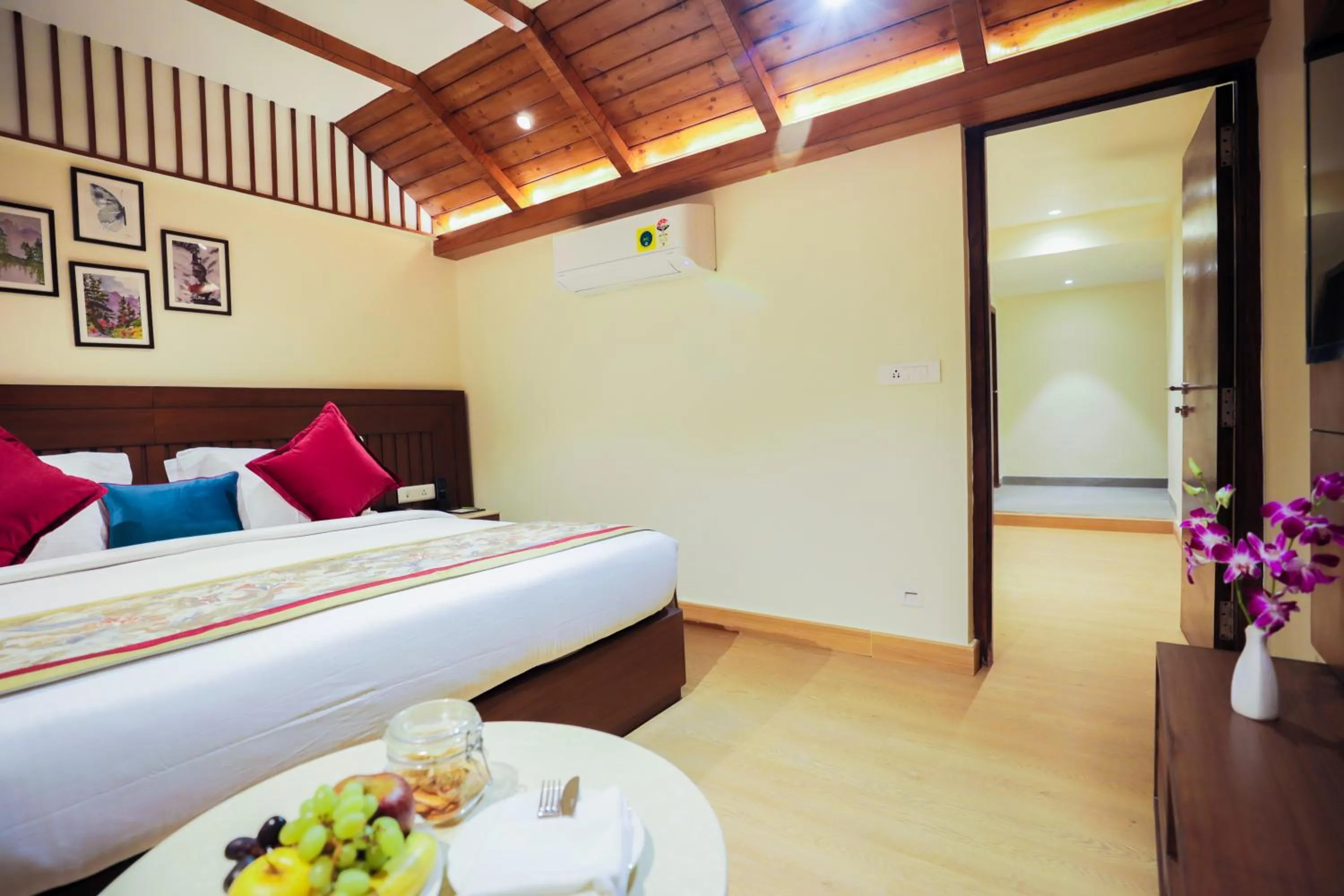 Photo of the whole room, Bed in Regenta Hilltop Shimla