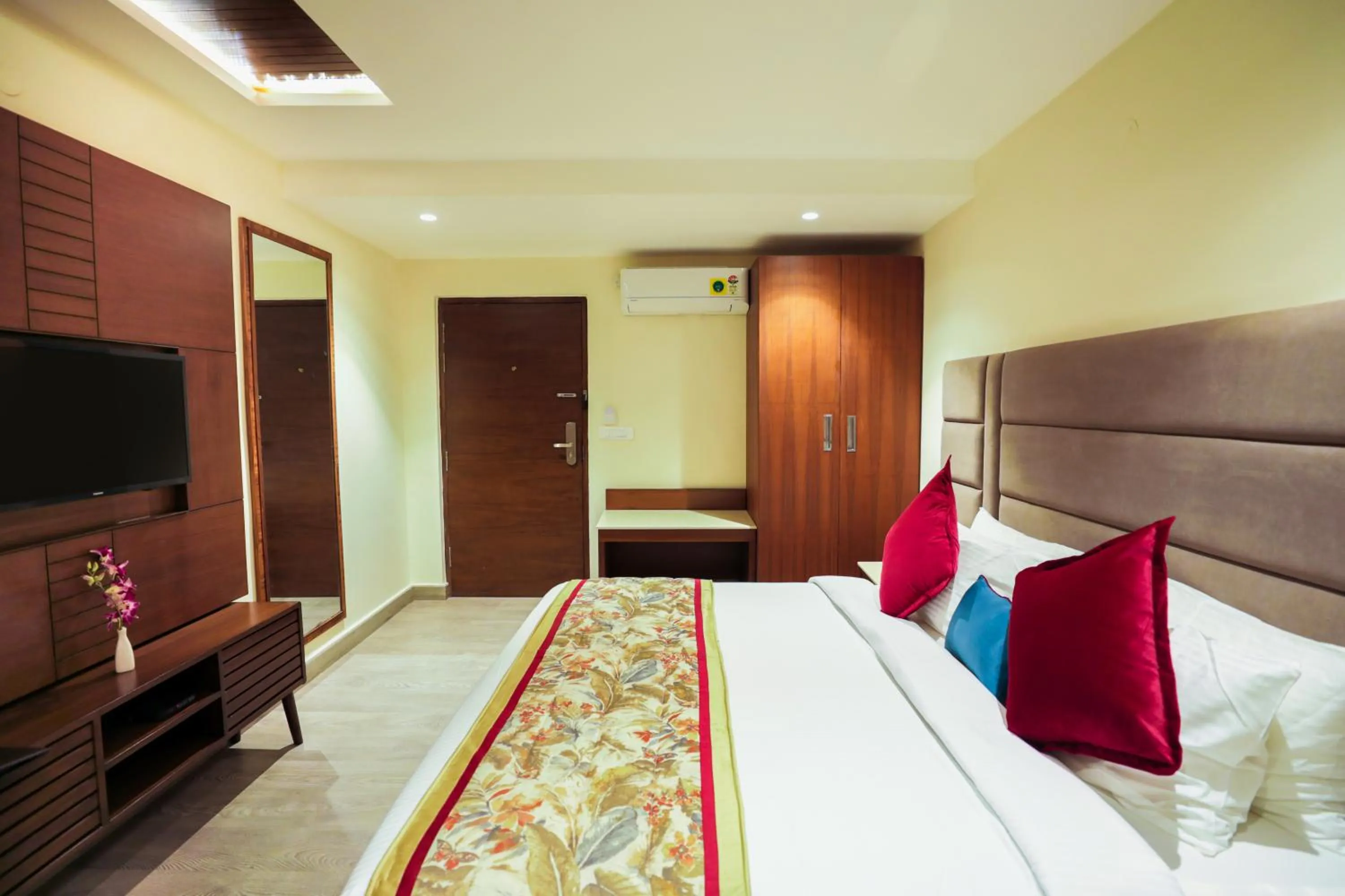 Photo of the whole room, Bed in Regenta Hilltop Shimla