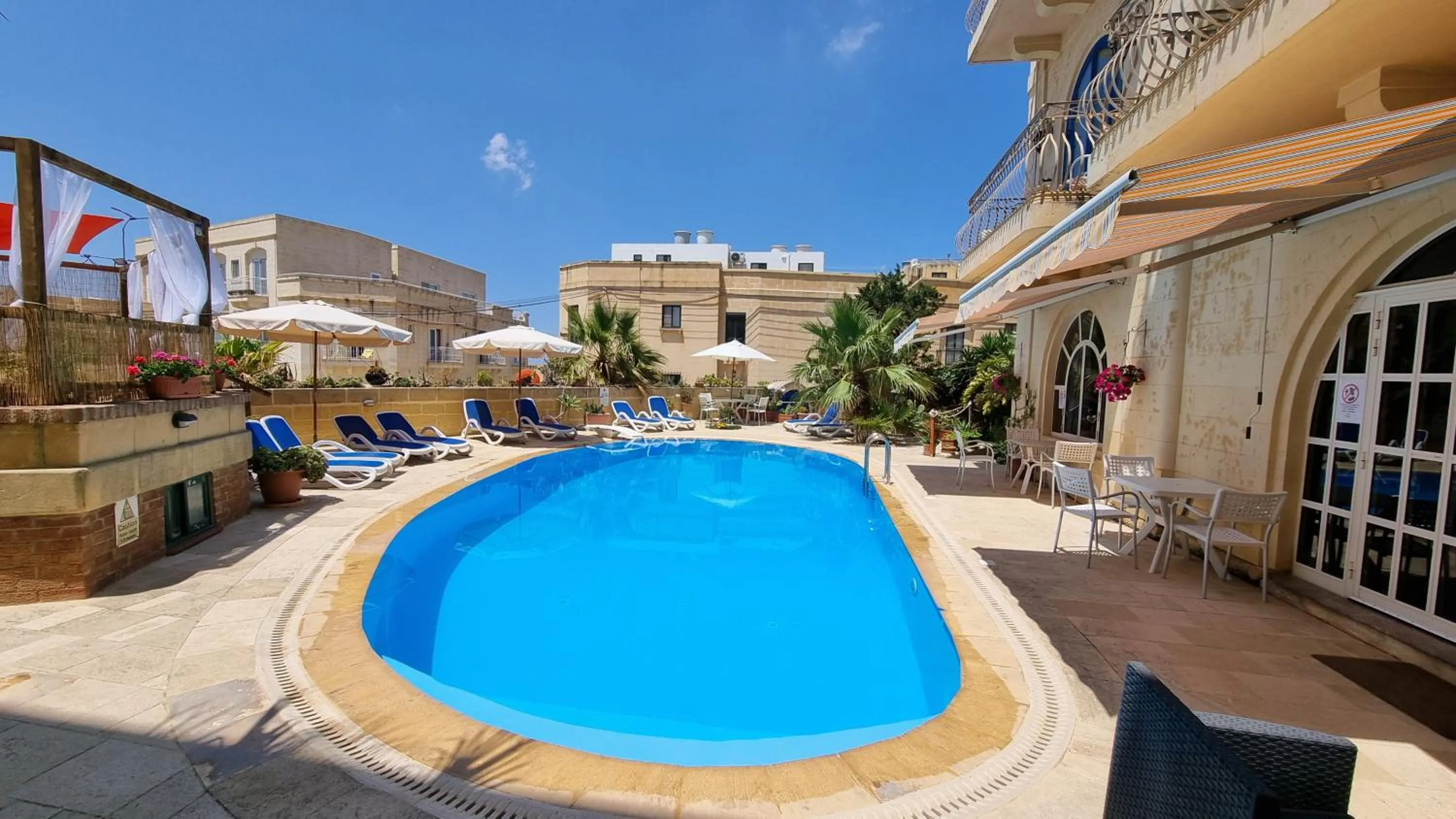 Swimming pool in Villa Serenity B&B