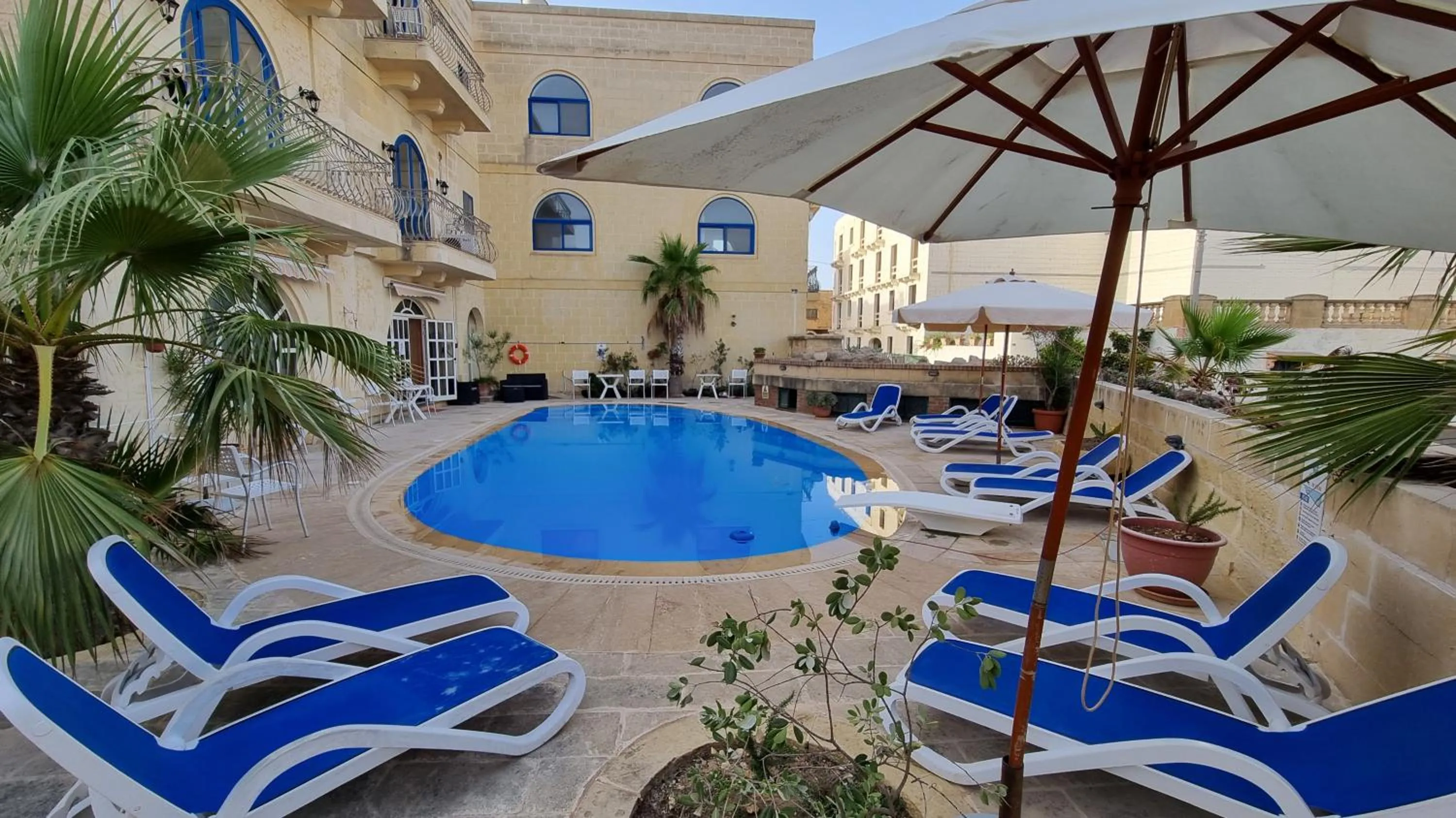 Swimming pool in Villa Serenity B&B