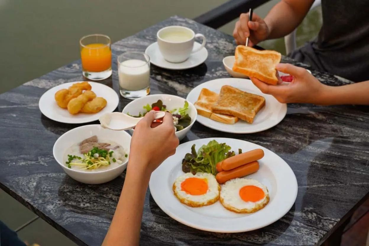 Breakfast in The Grace Amphawa