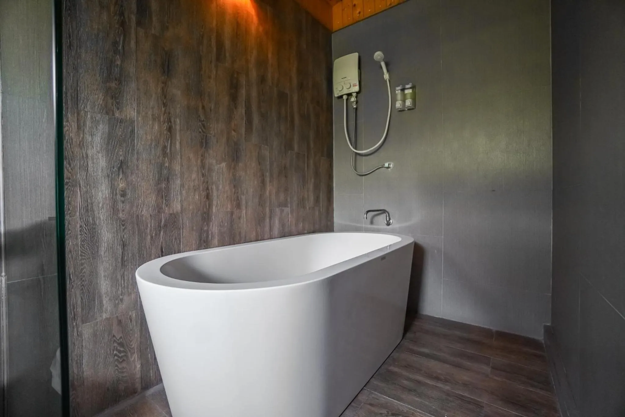 Hot Tub in The Grace Amphawa