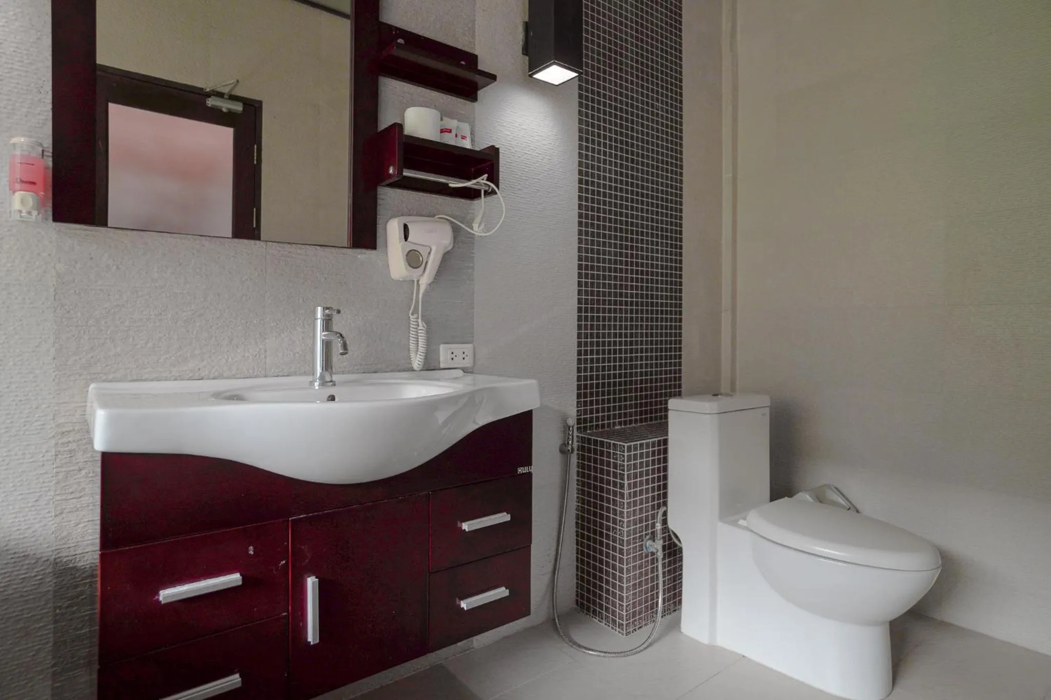 Toilet in The Grace Amphawa