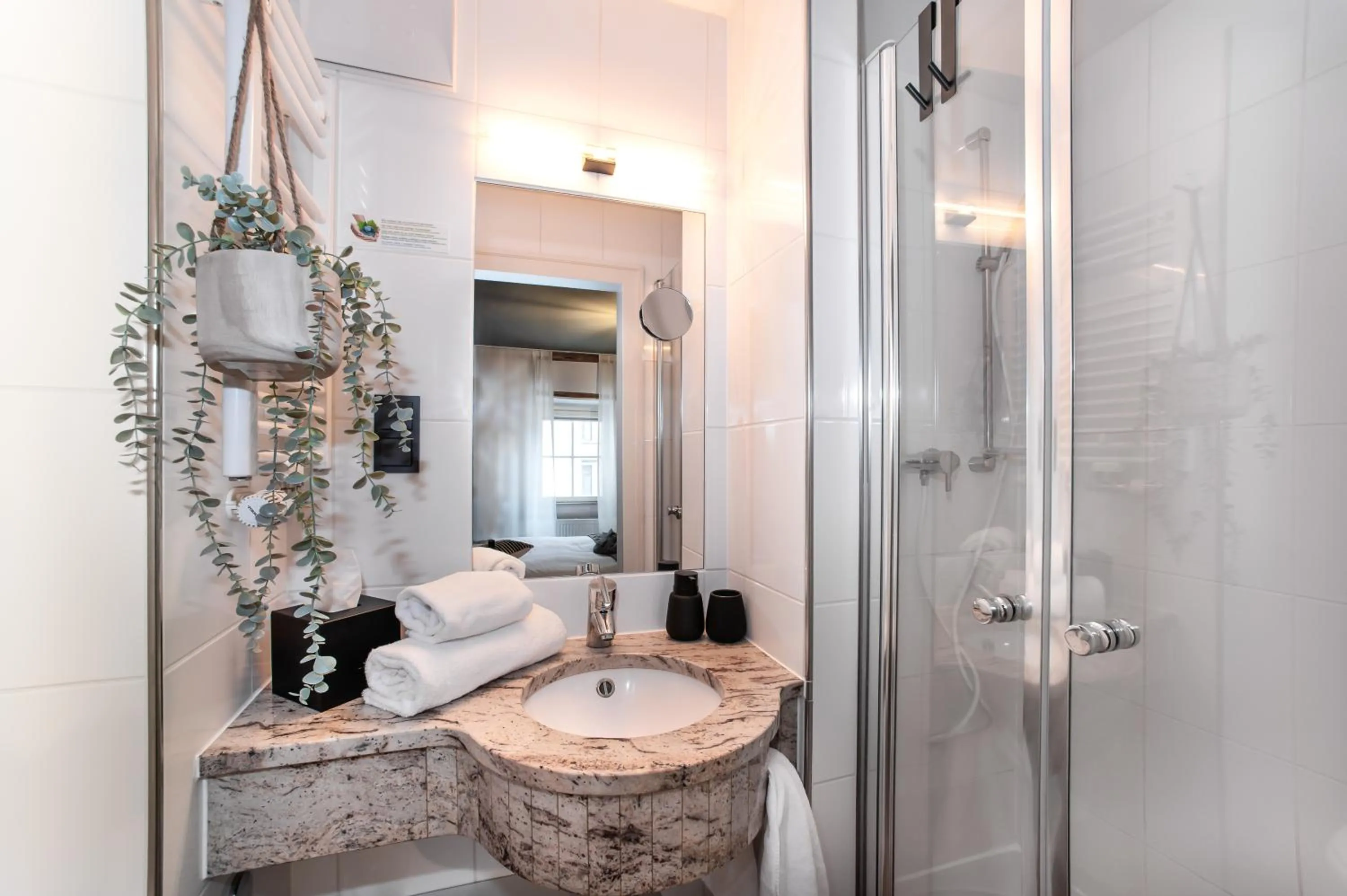 Shower in Hotel Fuchs "Life-Style mit Night-Life"