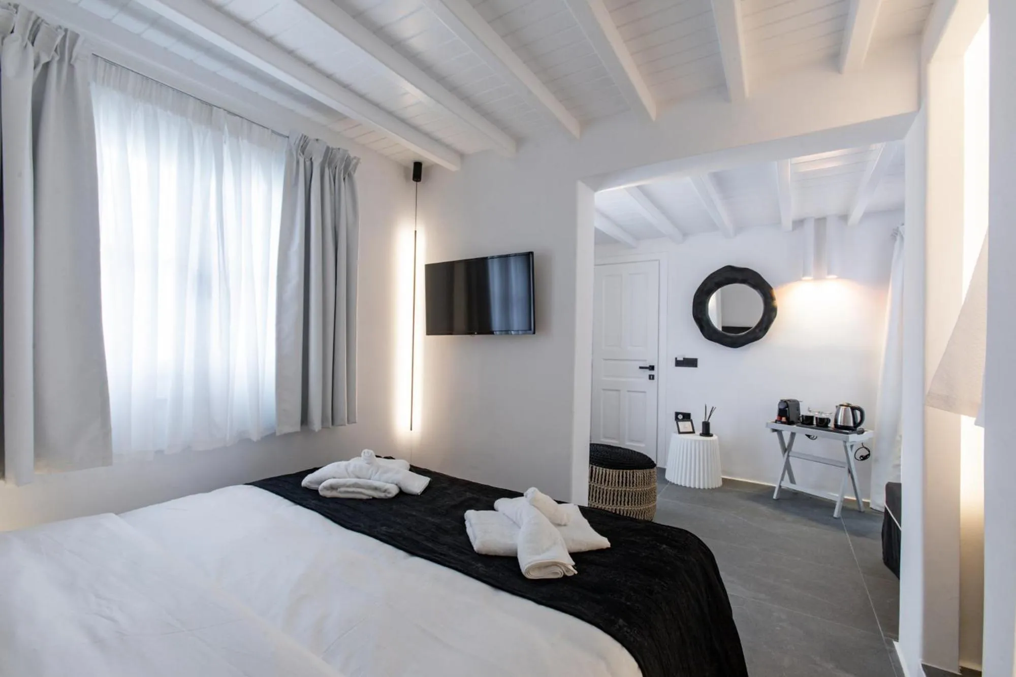 Communal lounge/ TV room, Bed in She Mykonos - Luxury Apartments