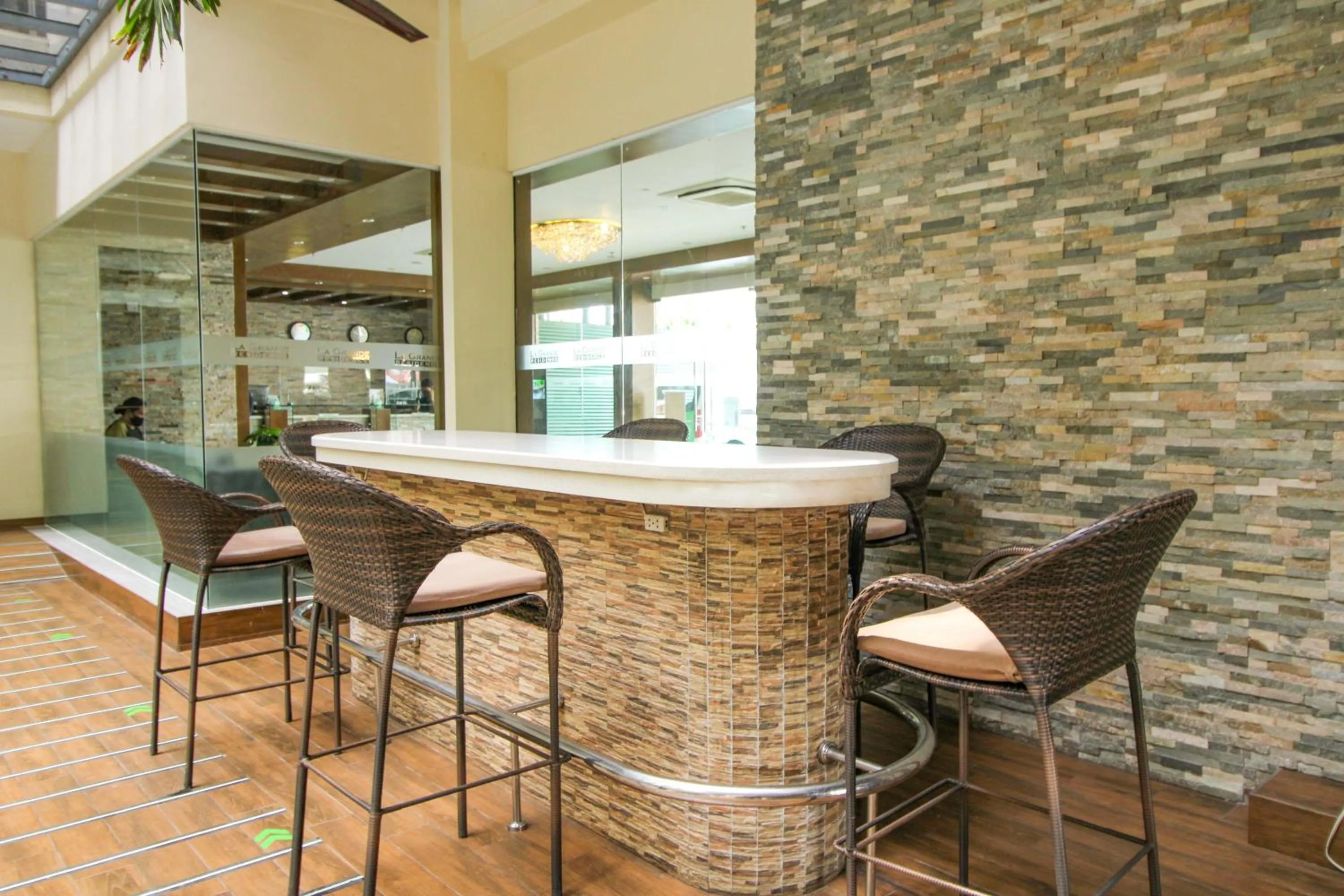 Restaurant/places to eat in La Grande Residence