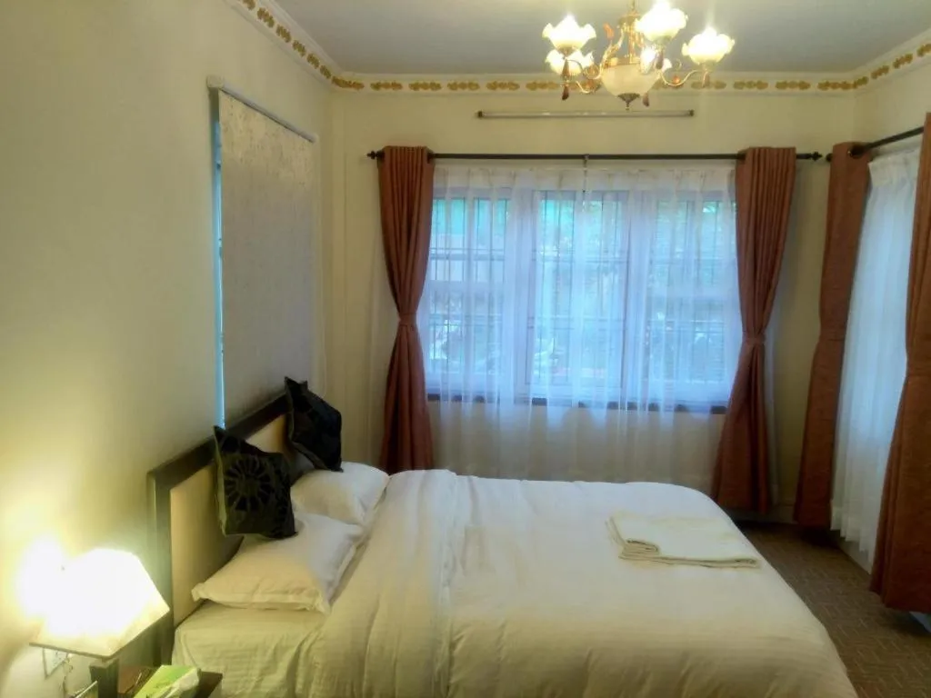 Bed in Hidden Leaf Bed & Breakfast