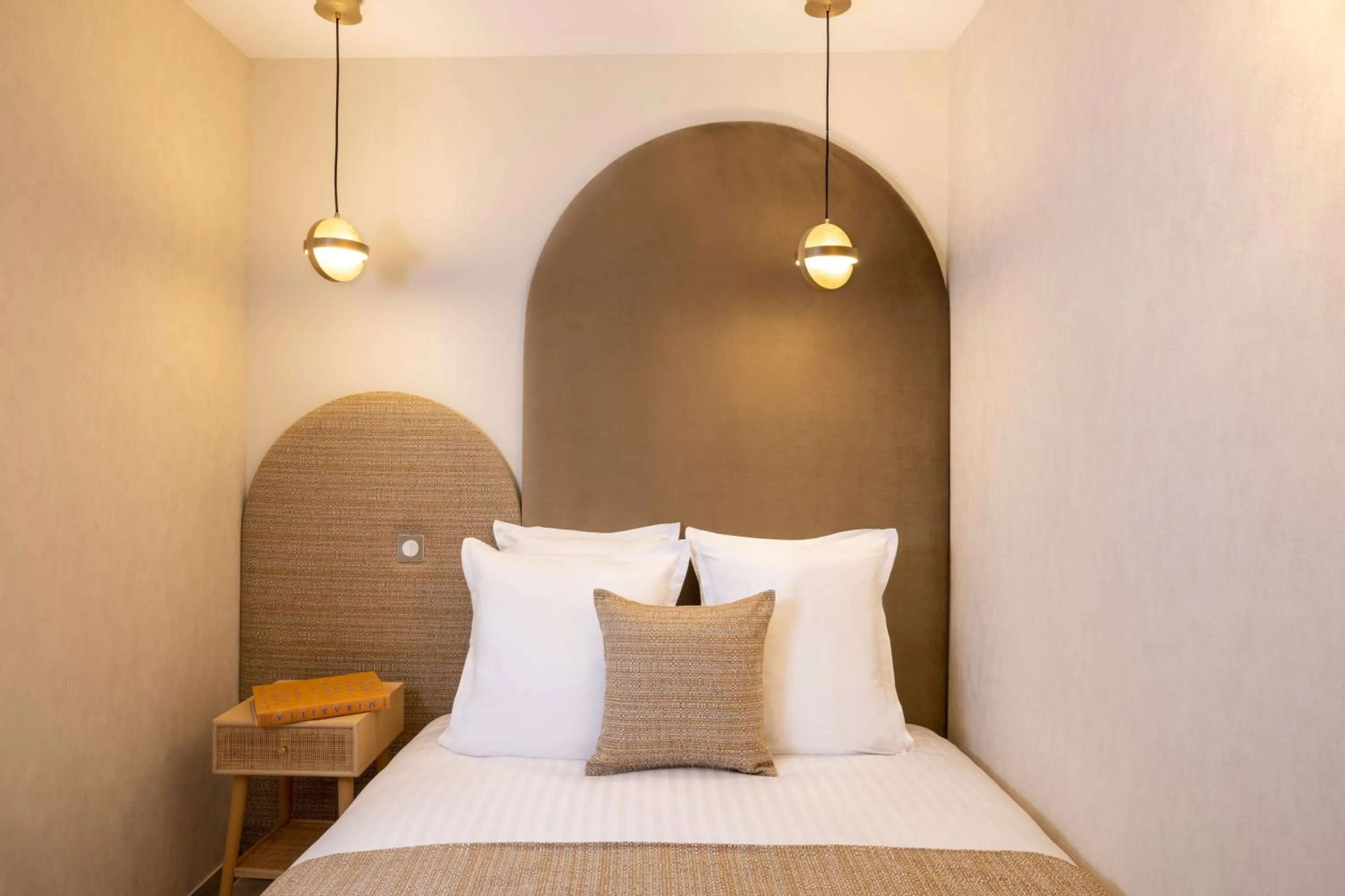 Bed in Yuna Saint-Honoré - Serviced Apartments