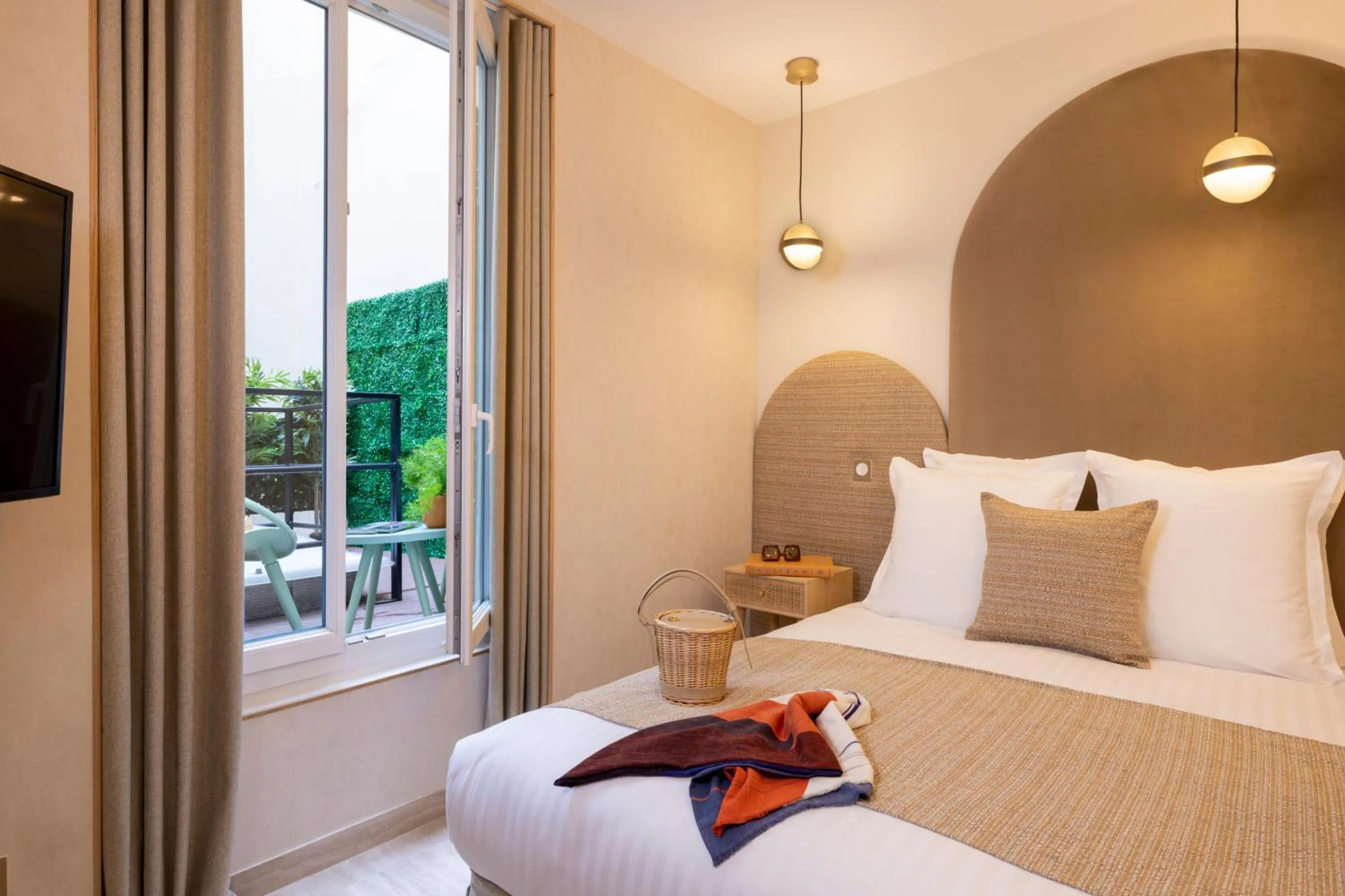 Bed in Yuna Saint-Honoré - Serviced Apartments