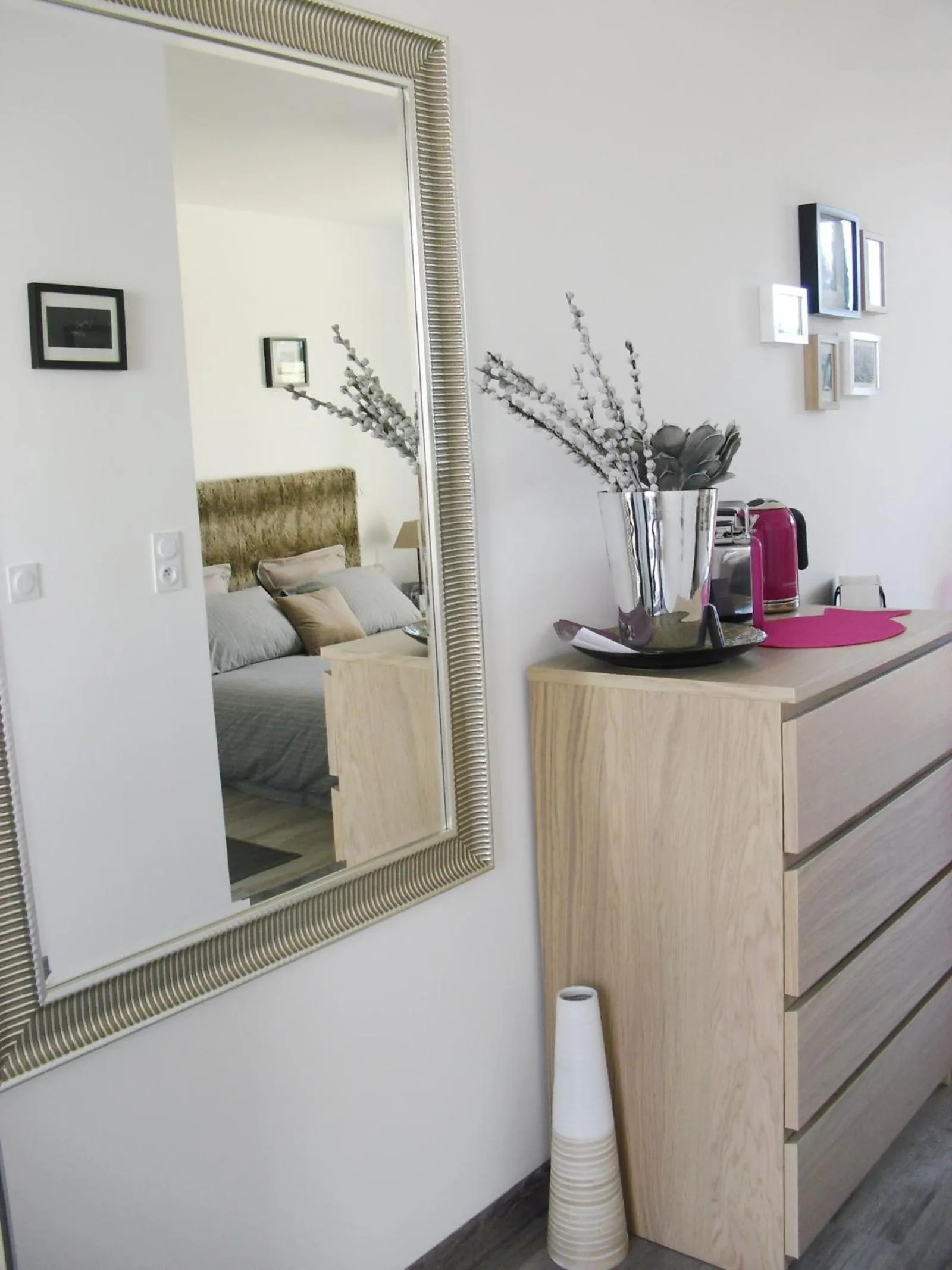 Decorative detail, Bed in Studio à Deux Pas d'Aix