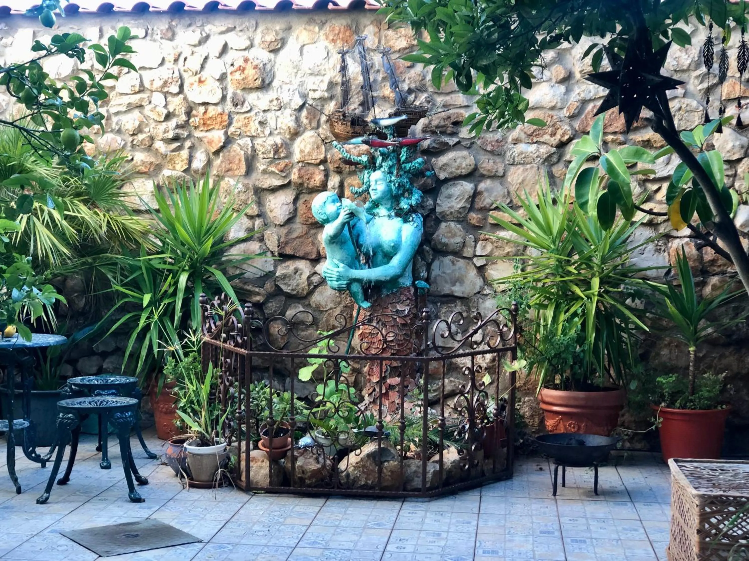 Patio in House Sleeps 4 with Private Garden