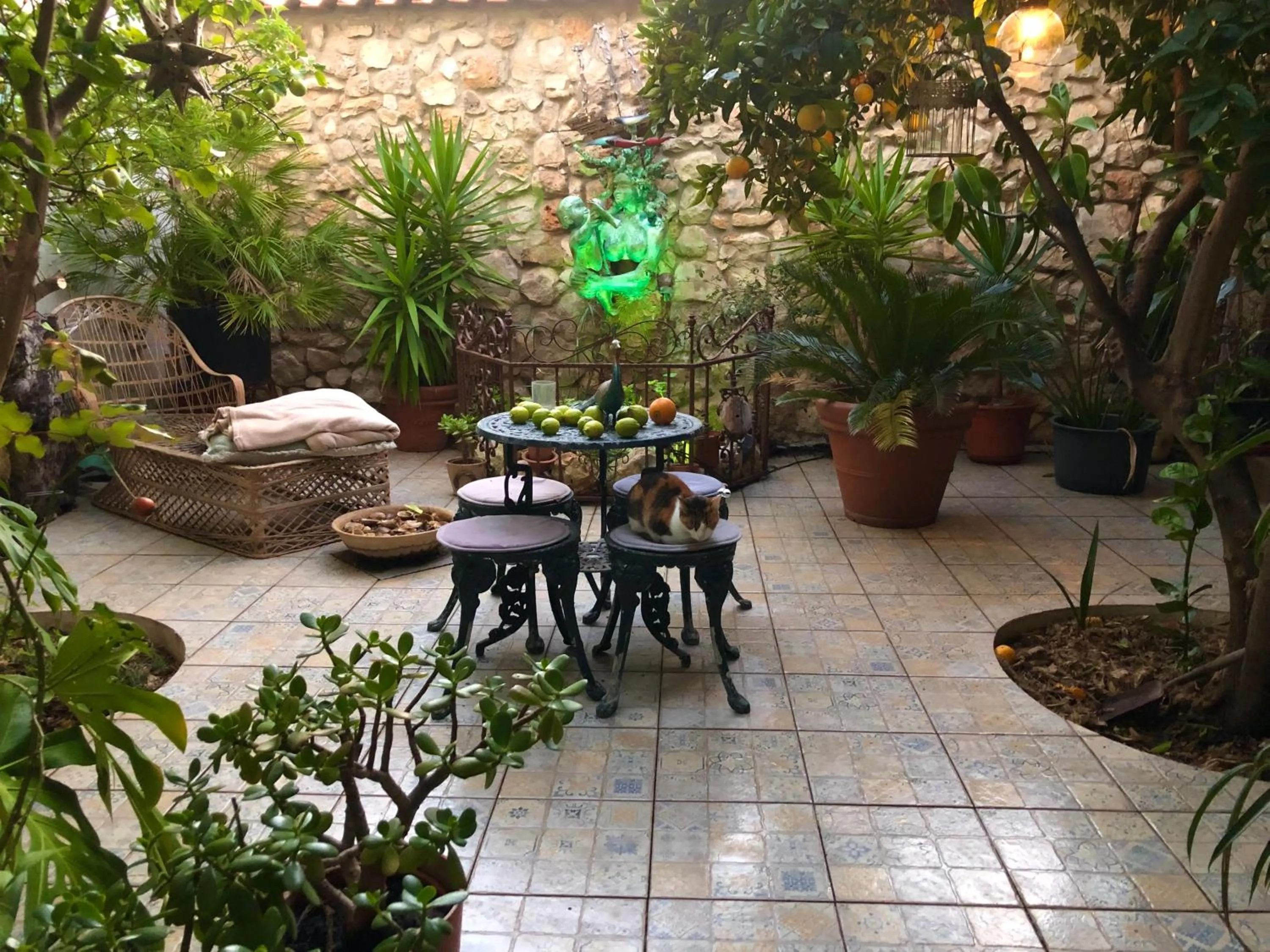 House Sleeps 4 with Private Garden