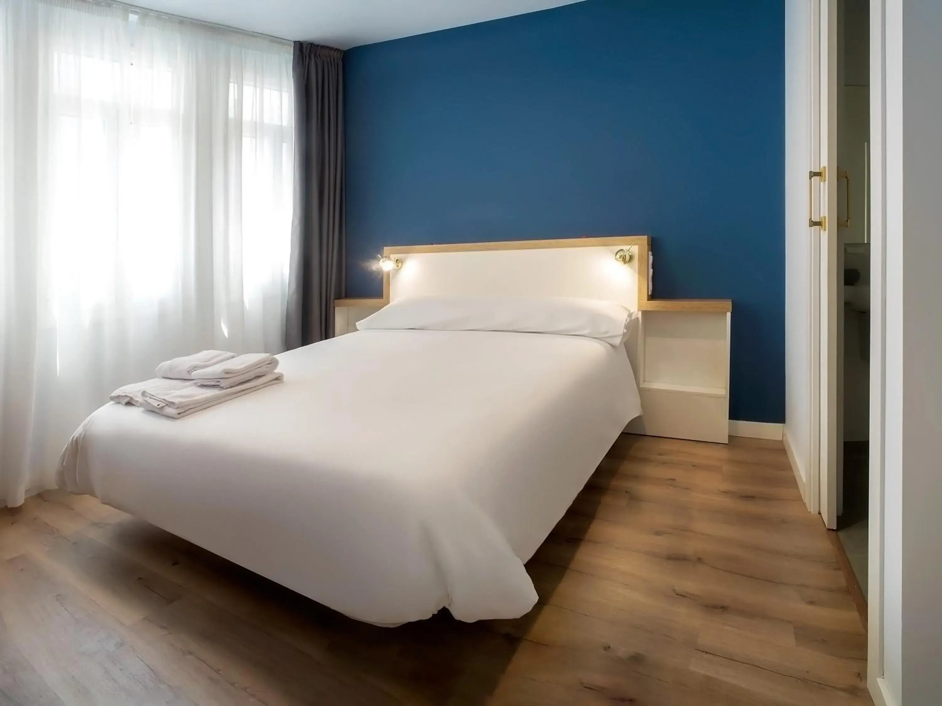 Double Room with Private Bathroom - single occupancy in Casa do cabo Double Room with Private Bathroom - single occupancy in Casa do cabo