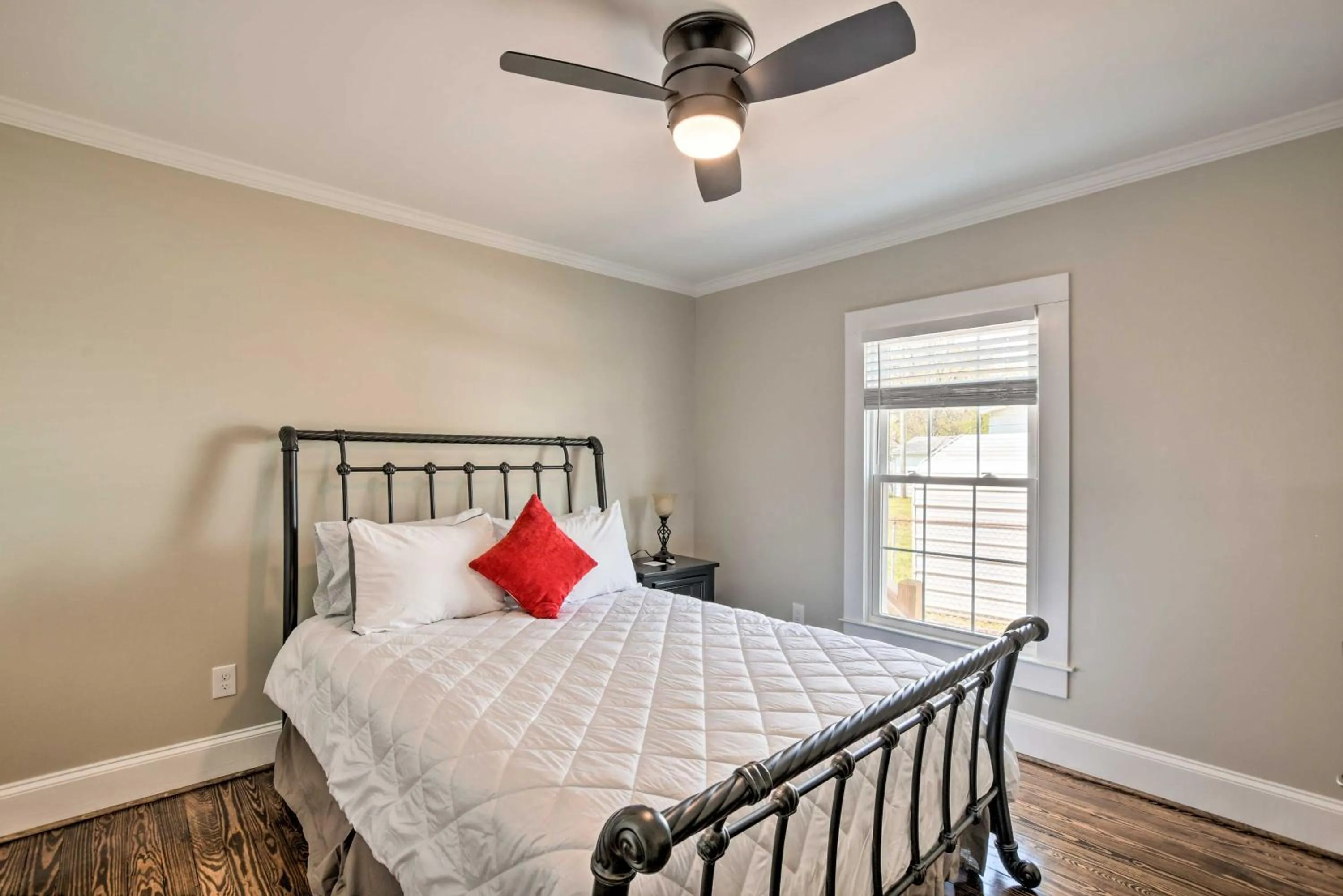 Bed in Ideally Located Penne Place with Deck and Grill