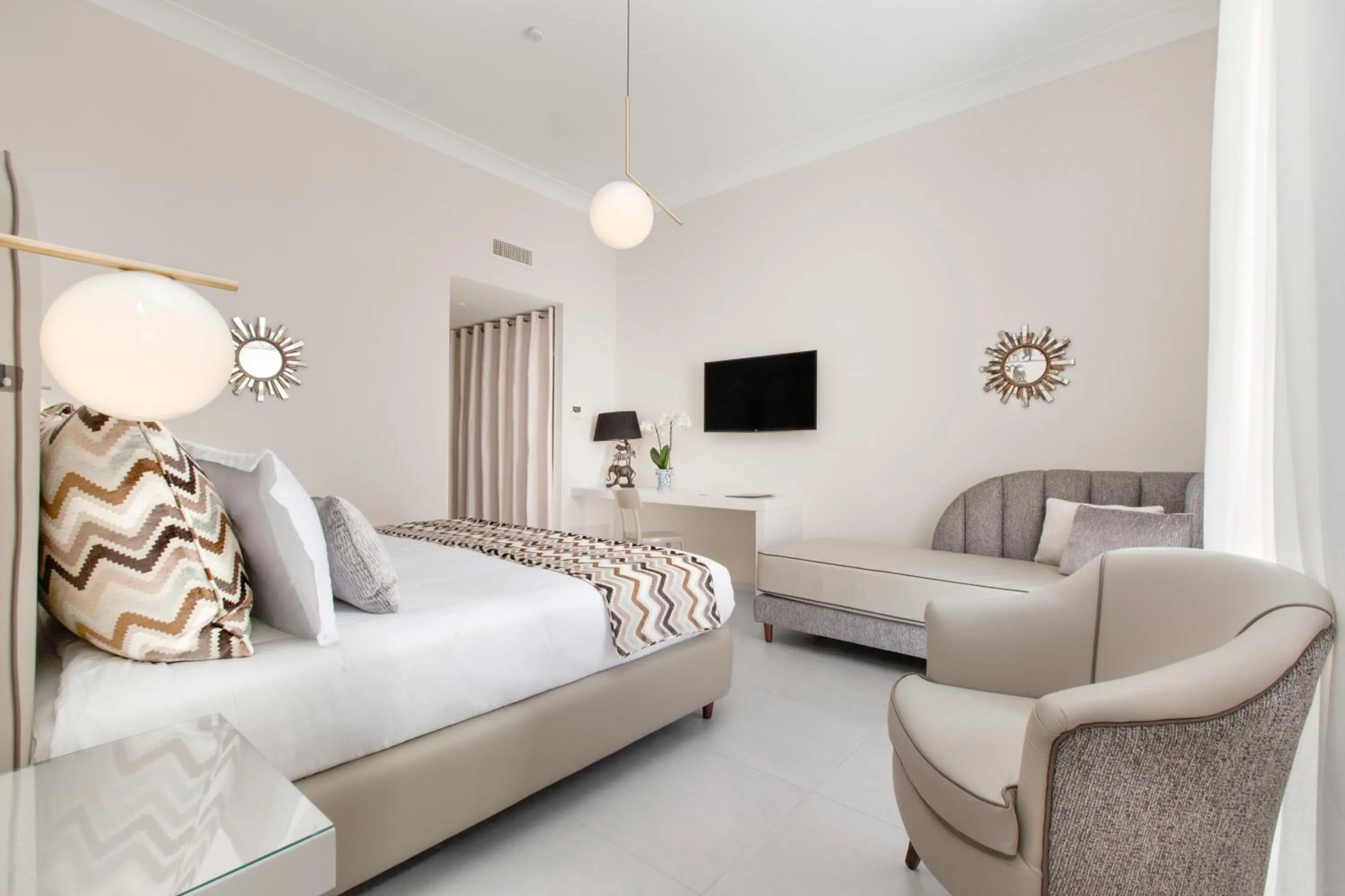 Photo of the whole room, Bed in Relais Villa Savarese