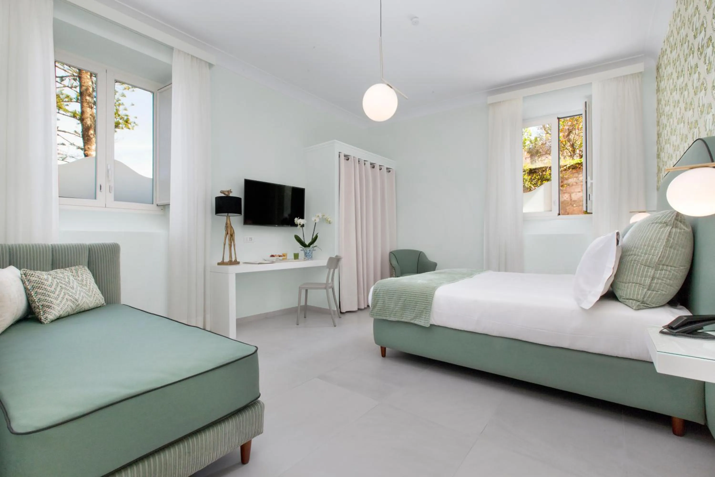 Living room, Bed in Relais Villa Savarese