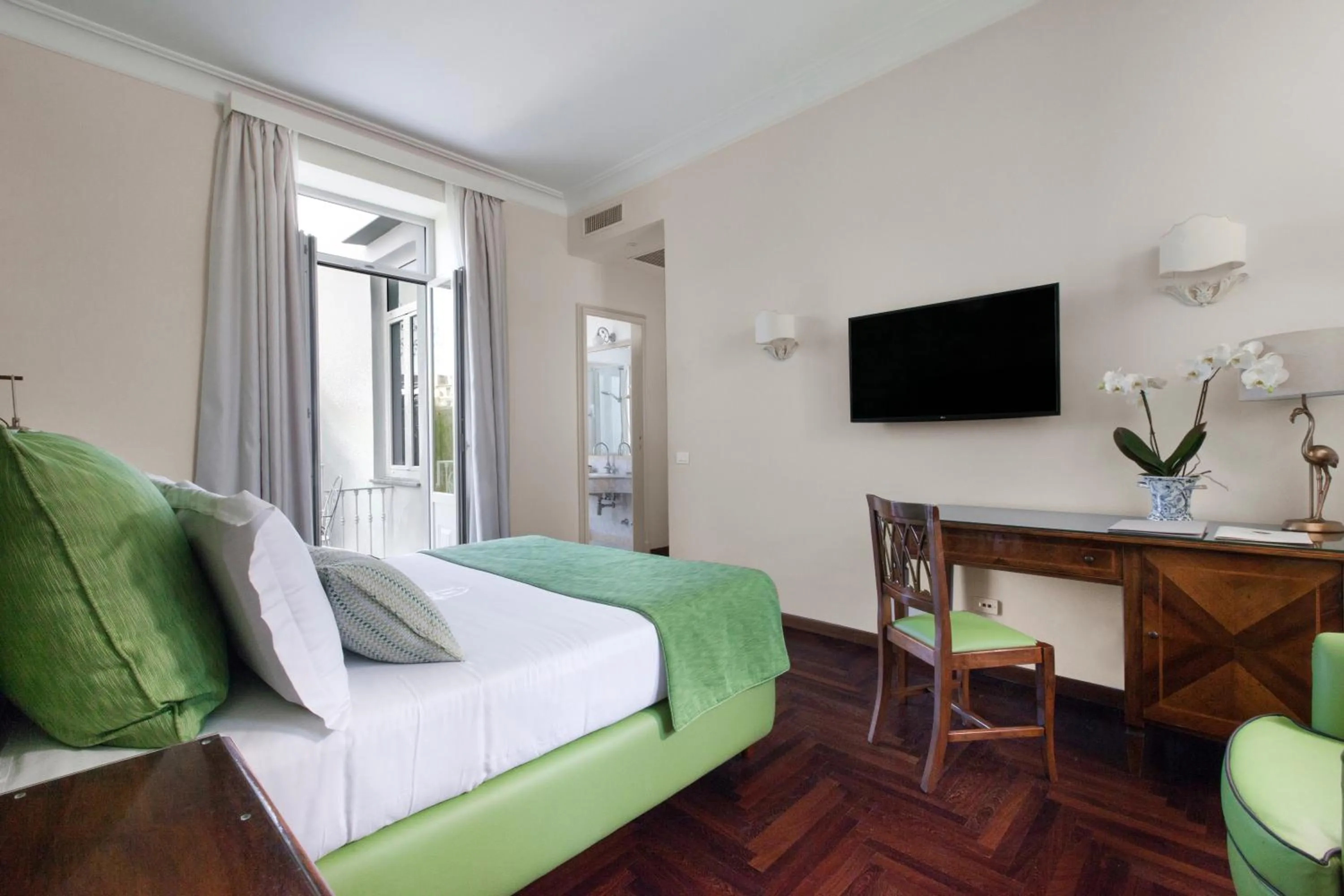 Communal lounge/ TV room, Bed in Relais Villa Savarese