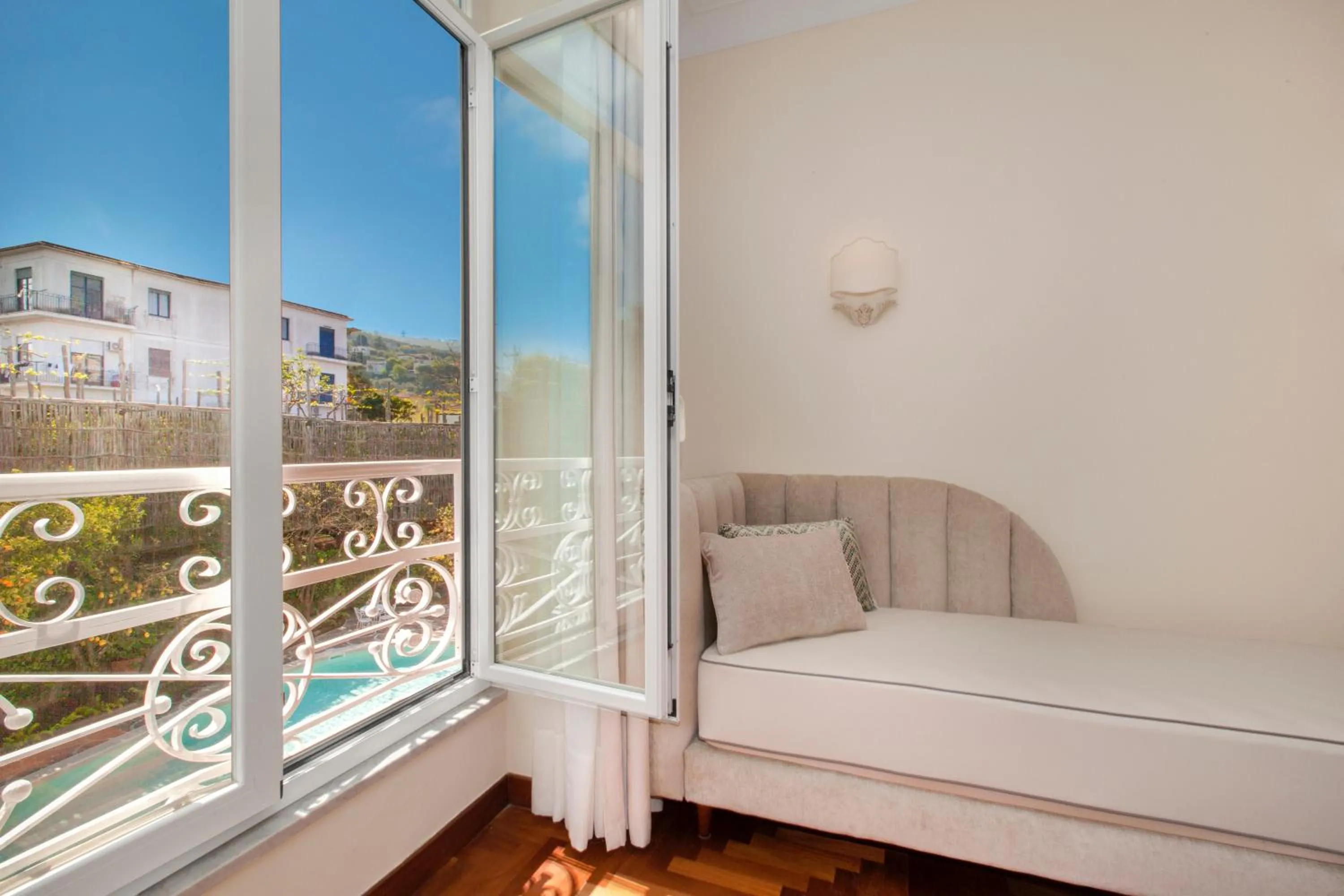 Balcony/Terrace, Bed in Relais Villa Savarese