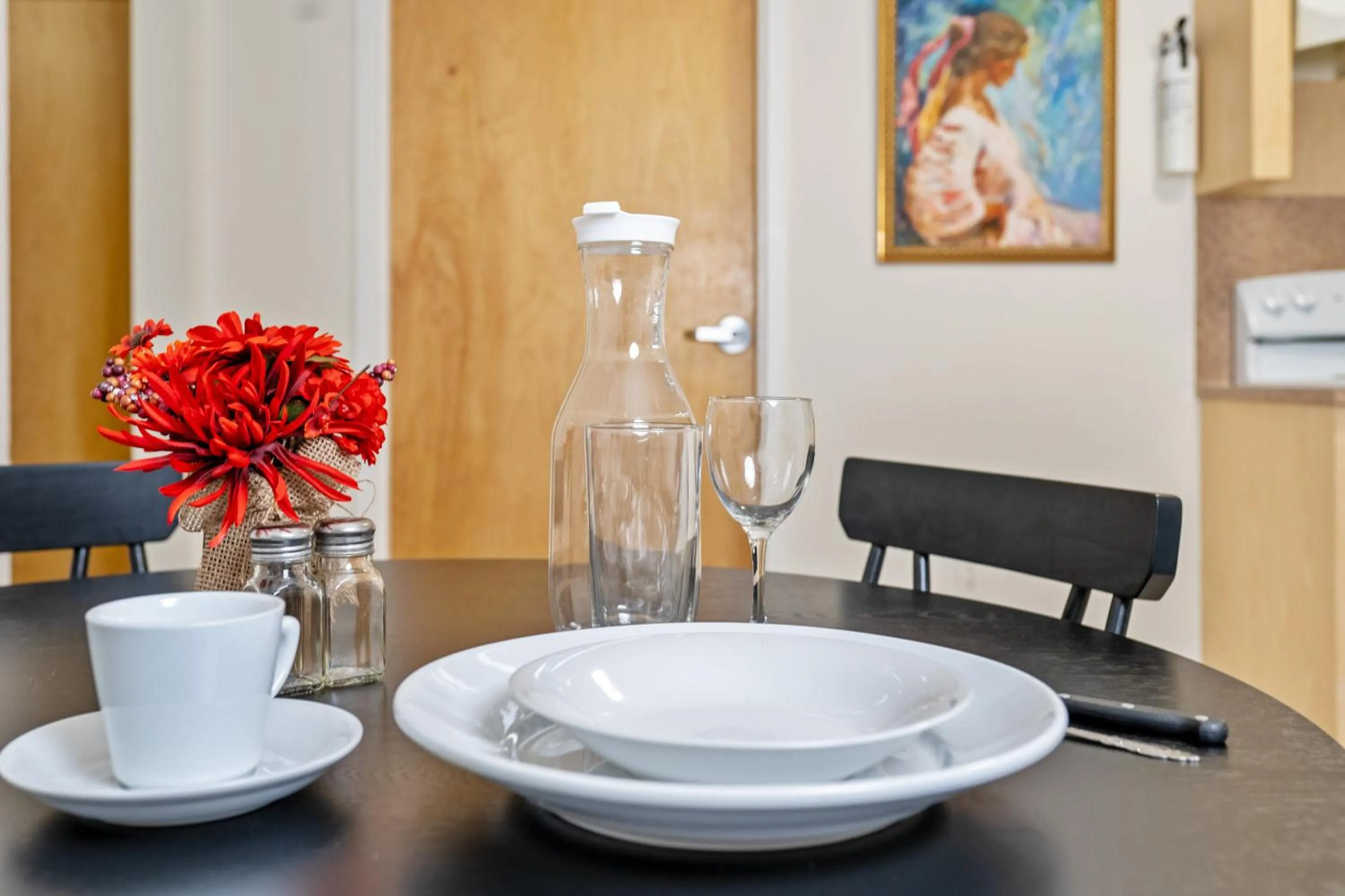 Dining area in South River Suites
