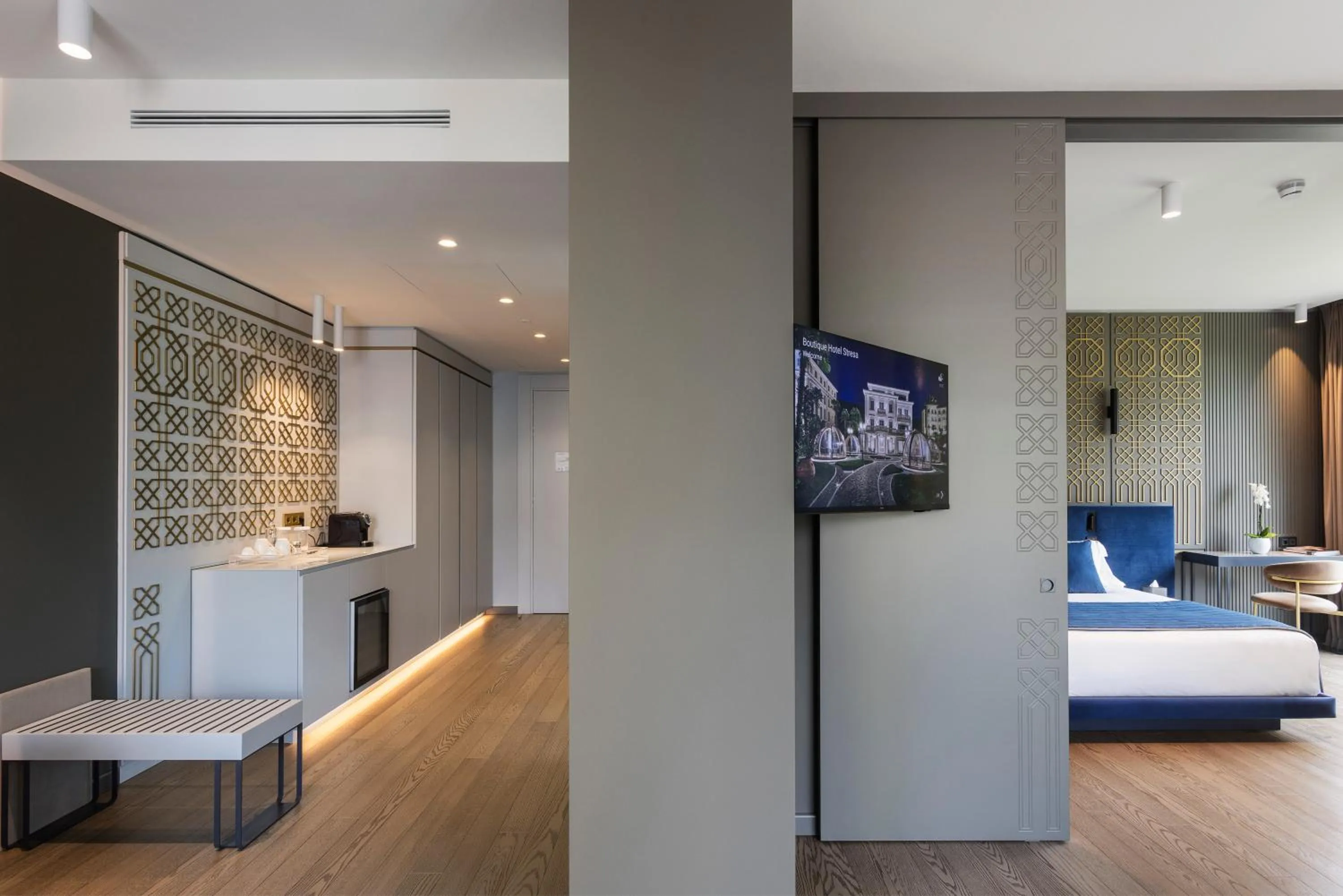 TV and multimedia, Bed in Boutique Hotel Stresa