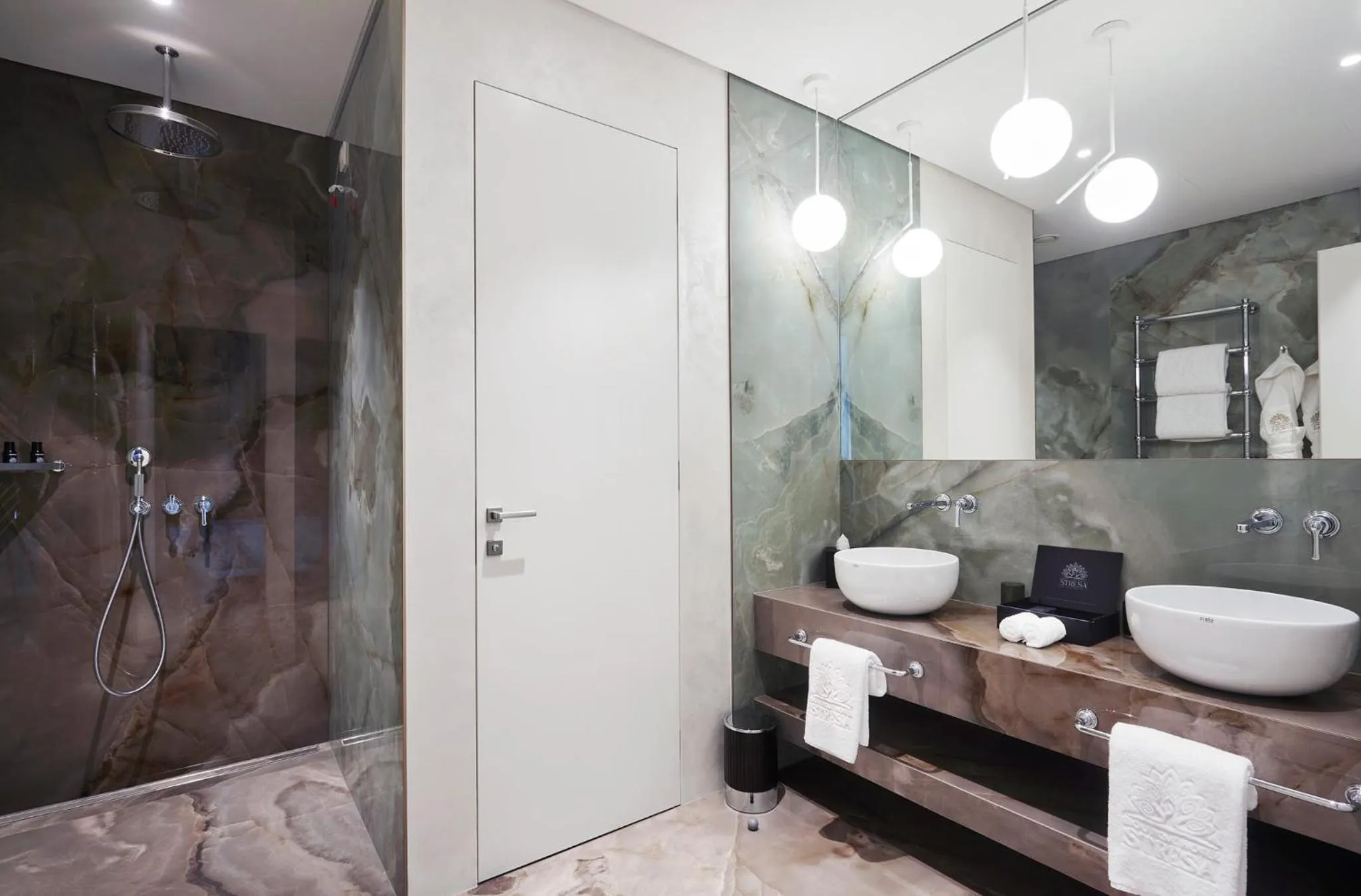 Shower in Boutique Hotel Stresa