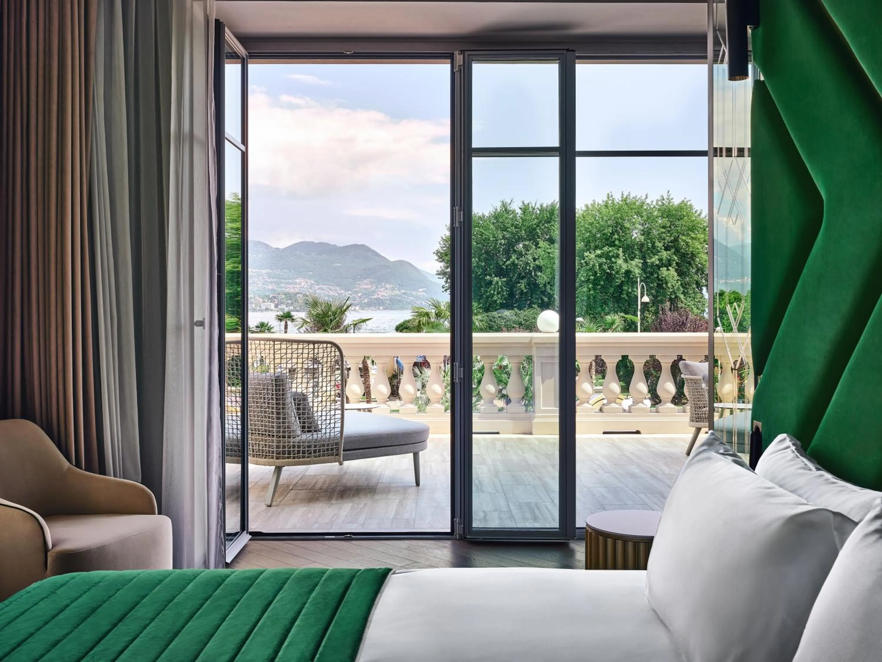 Lake view, Bed in Boutique Hotel Stresa