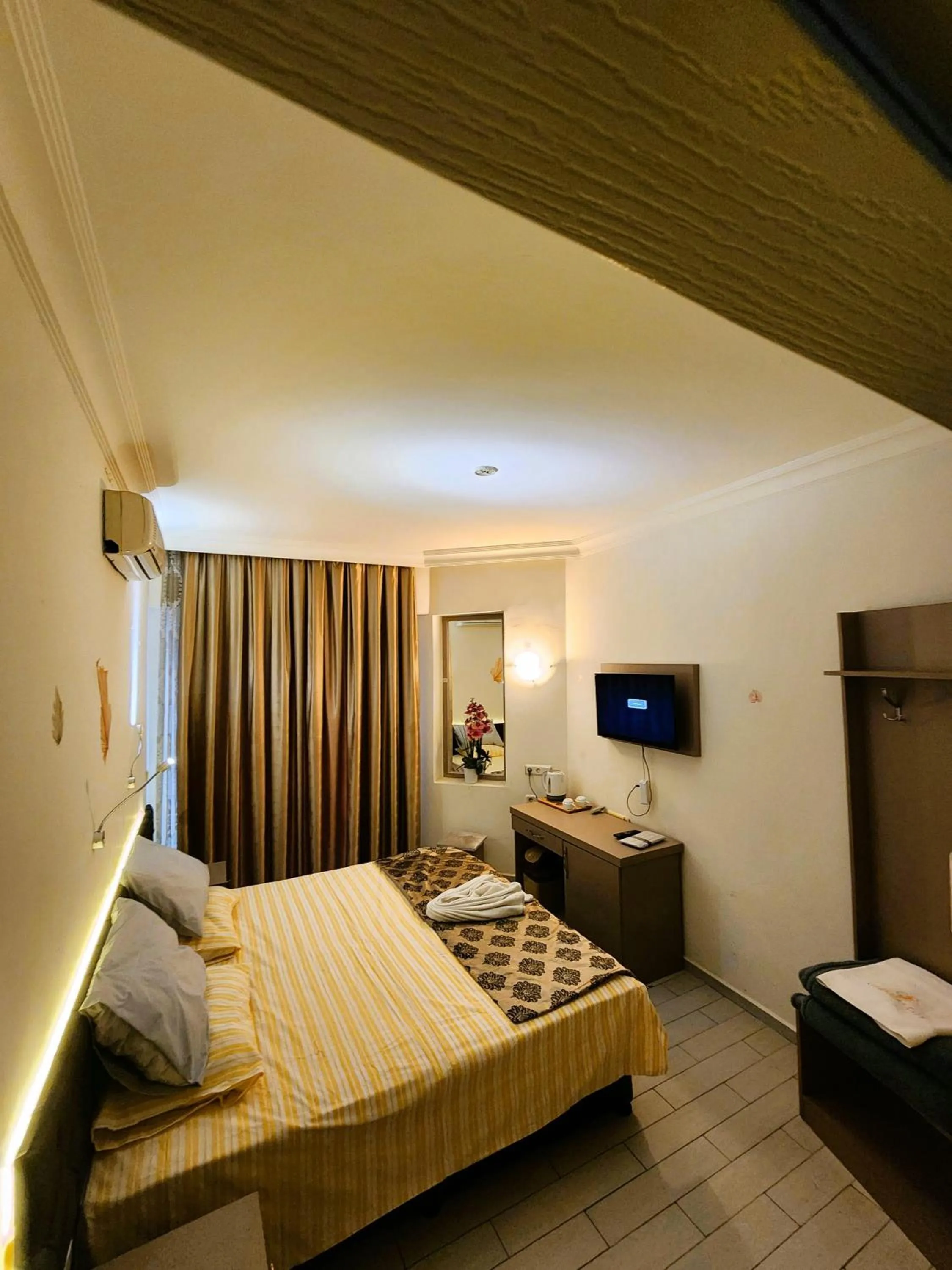 TV and multimedia, Bed in Cleopatra City Hotel Alanya