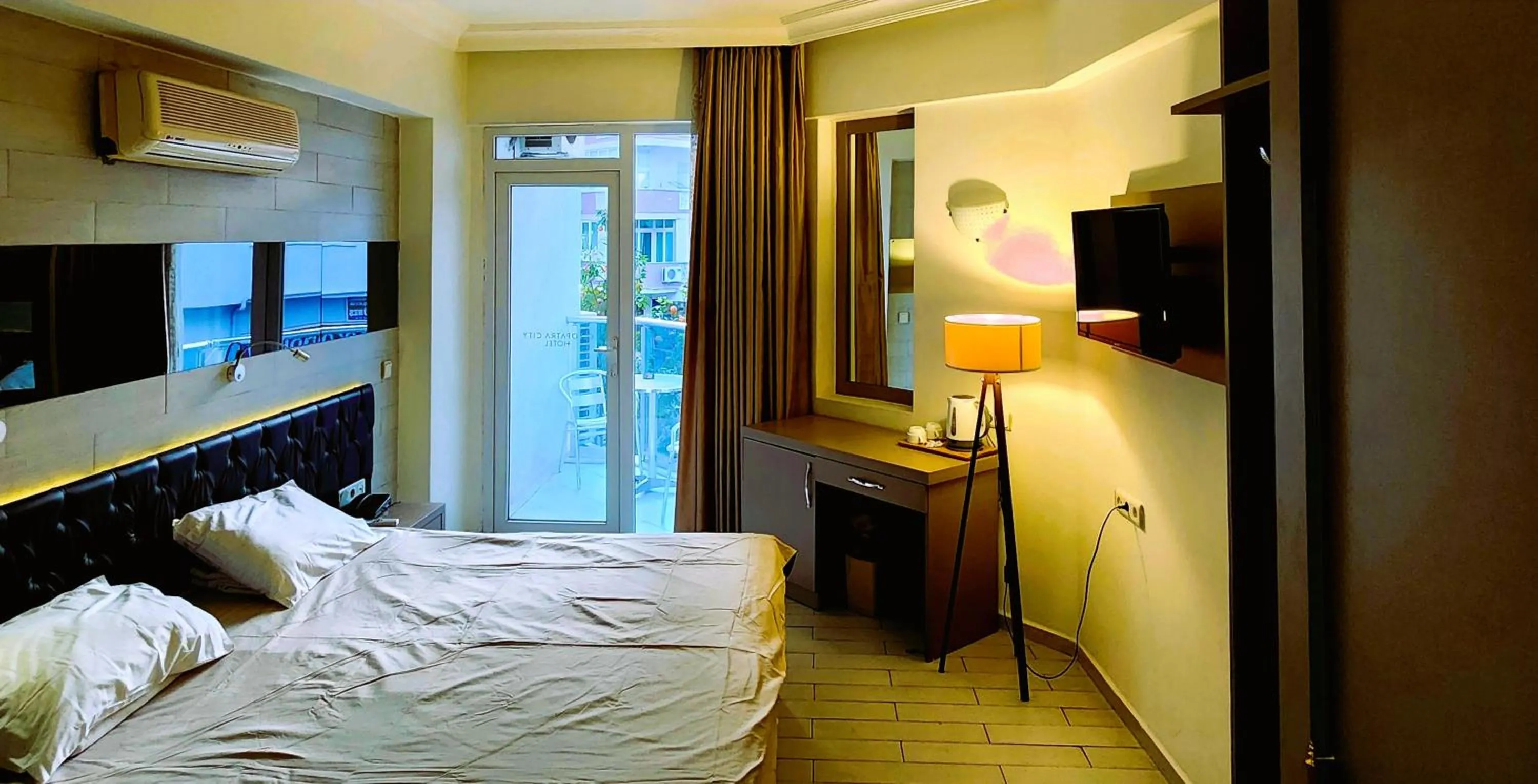 Communal lounge/ TV room, Bed in Cleopatra City Hotel Alanya