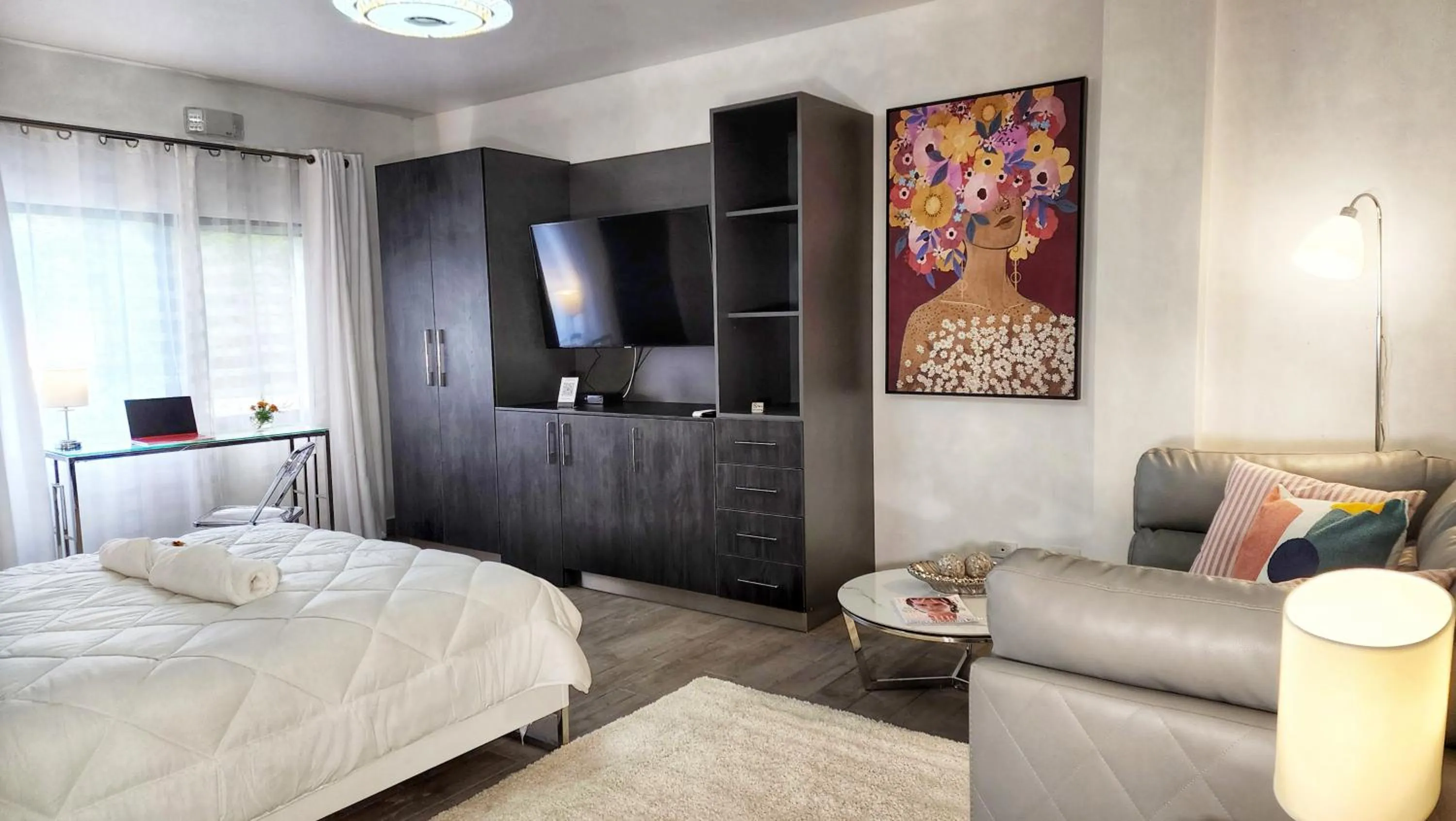 Photo of the whole room, Bed in The Residence by Villa Alejandro