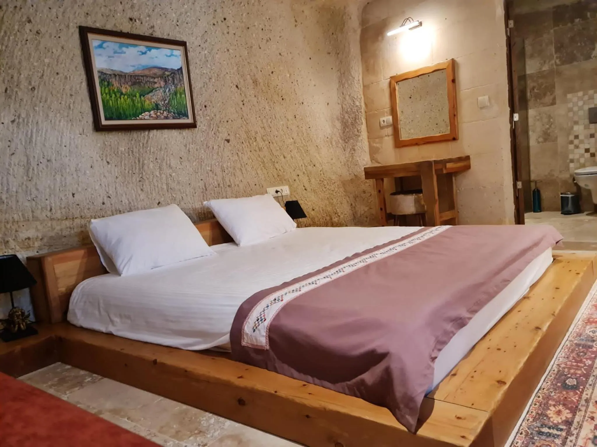 Photo of the whole room, Bed in Narcissos Cave