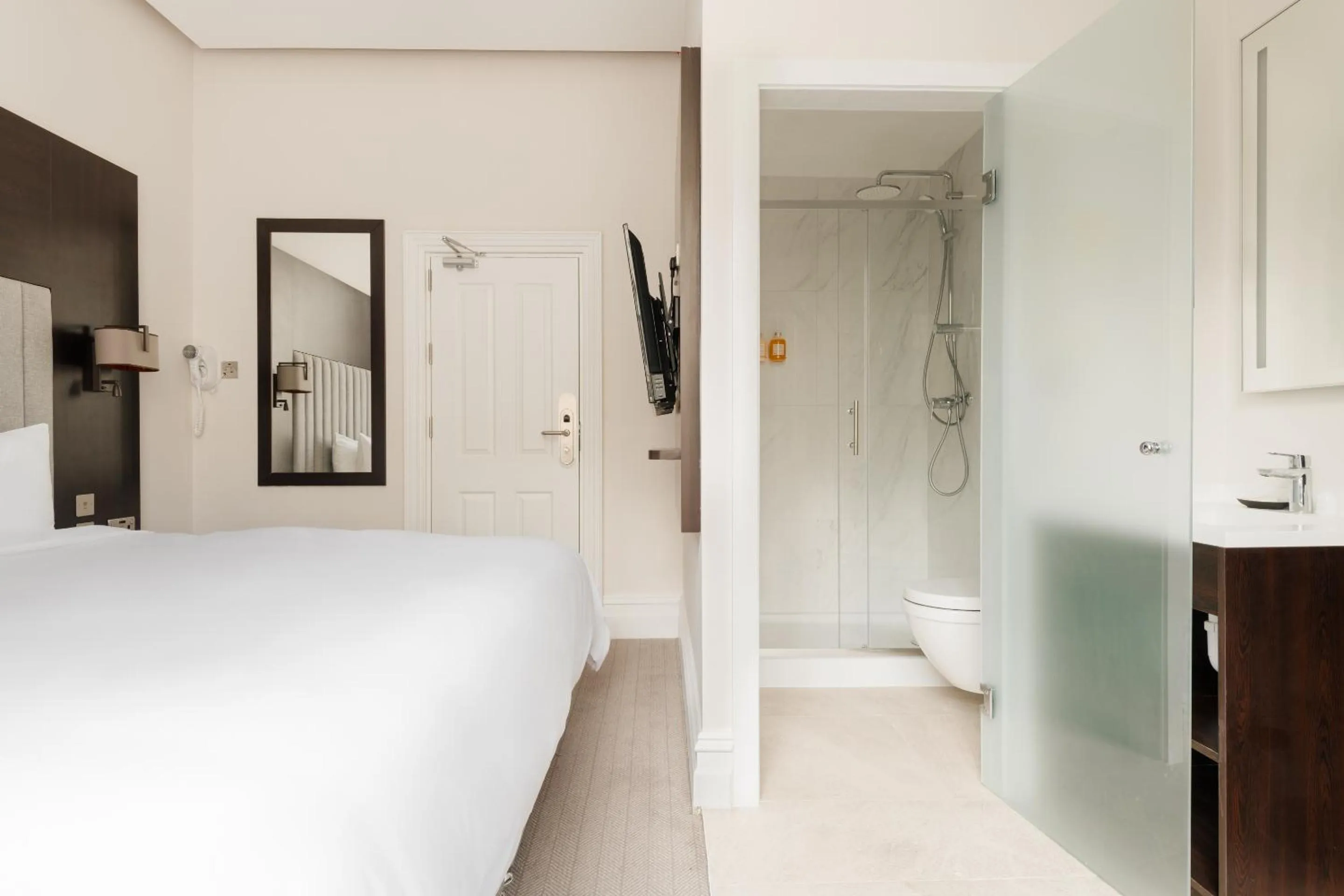 Photo of the whole room, Bed in Rove Hotel London Paddington