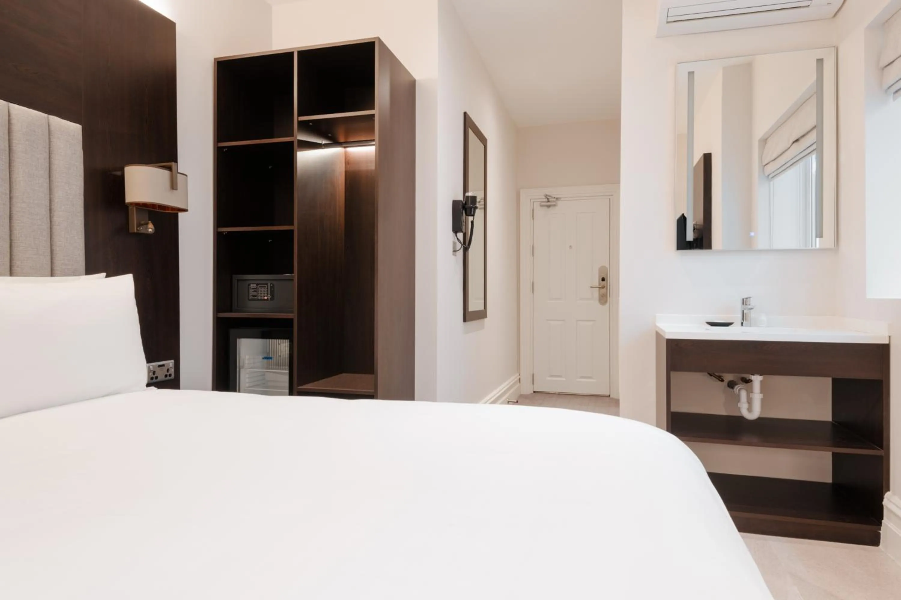 Bed in Rove Hotel London Paddington