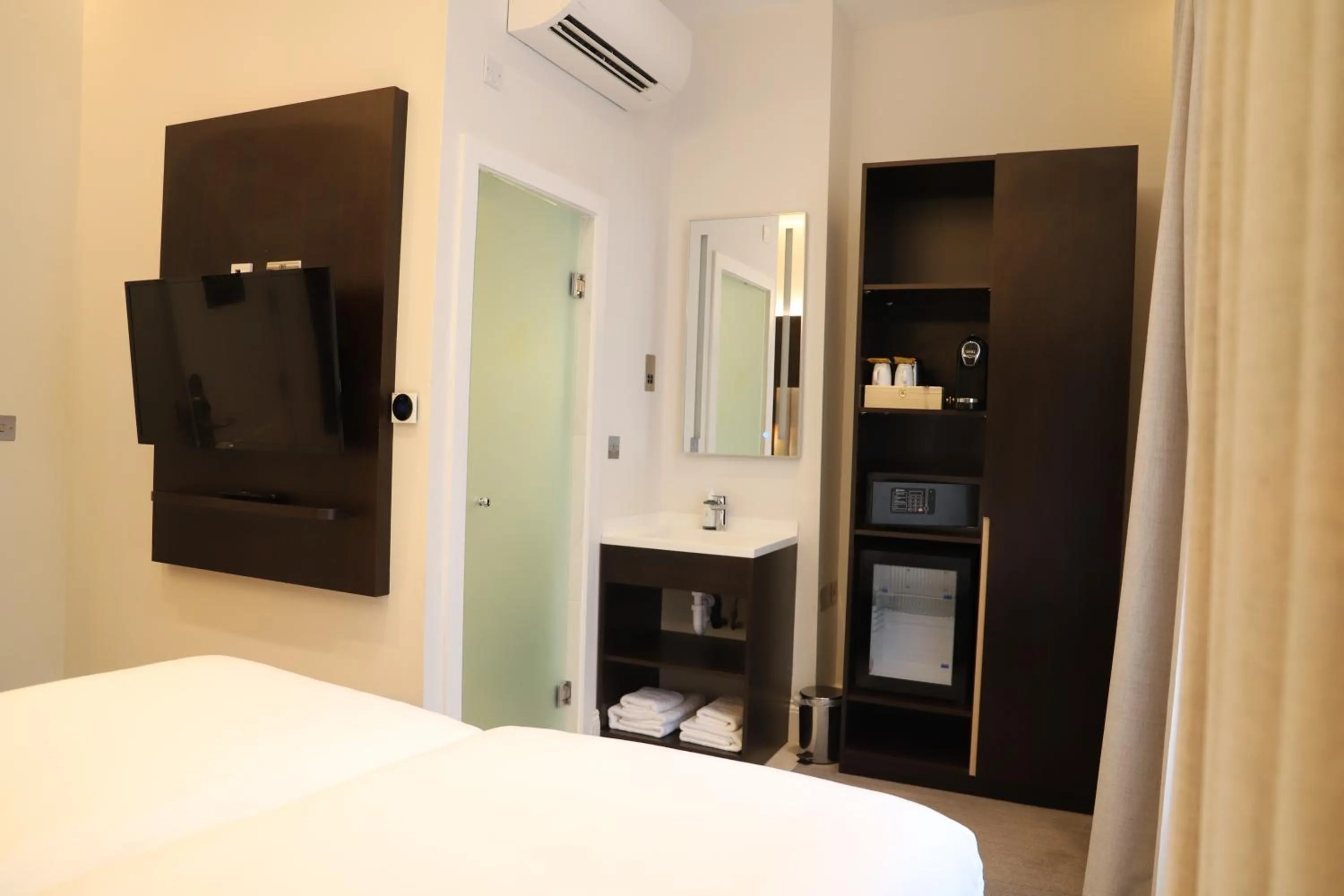 Bedroom, Bed in Rove Hotel London Paddington