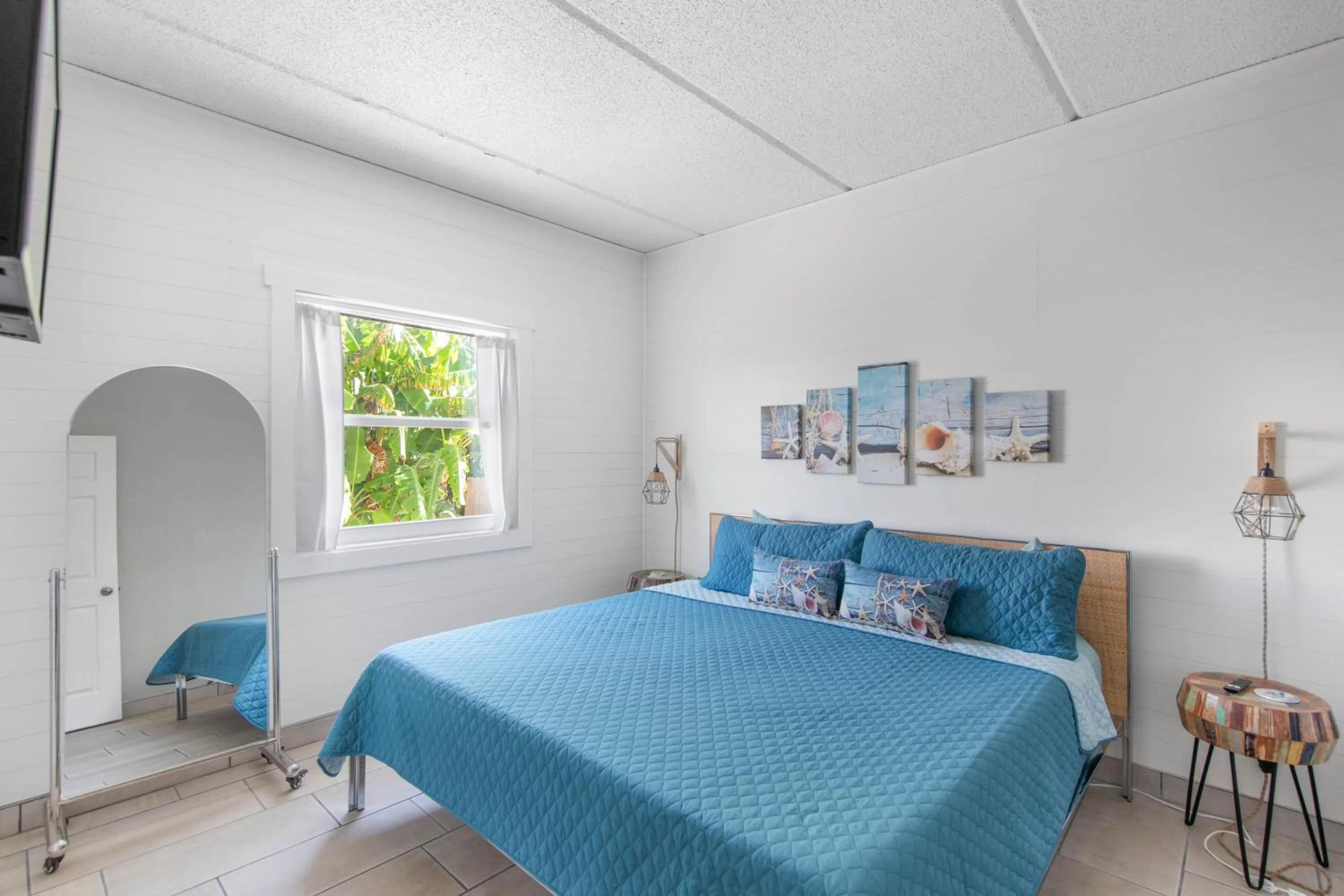 Bed in SPI Beach Condo - Just a block away to Paradise