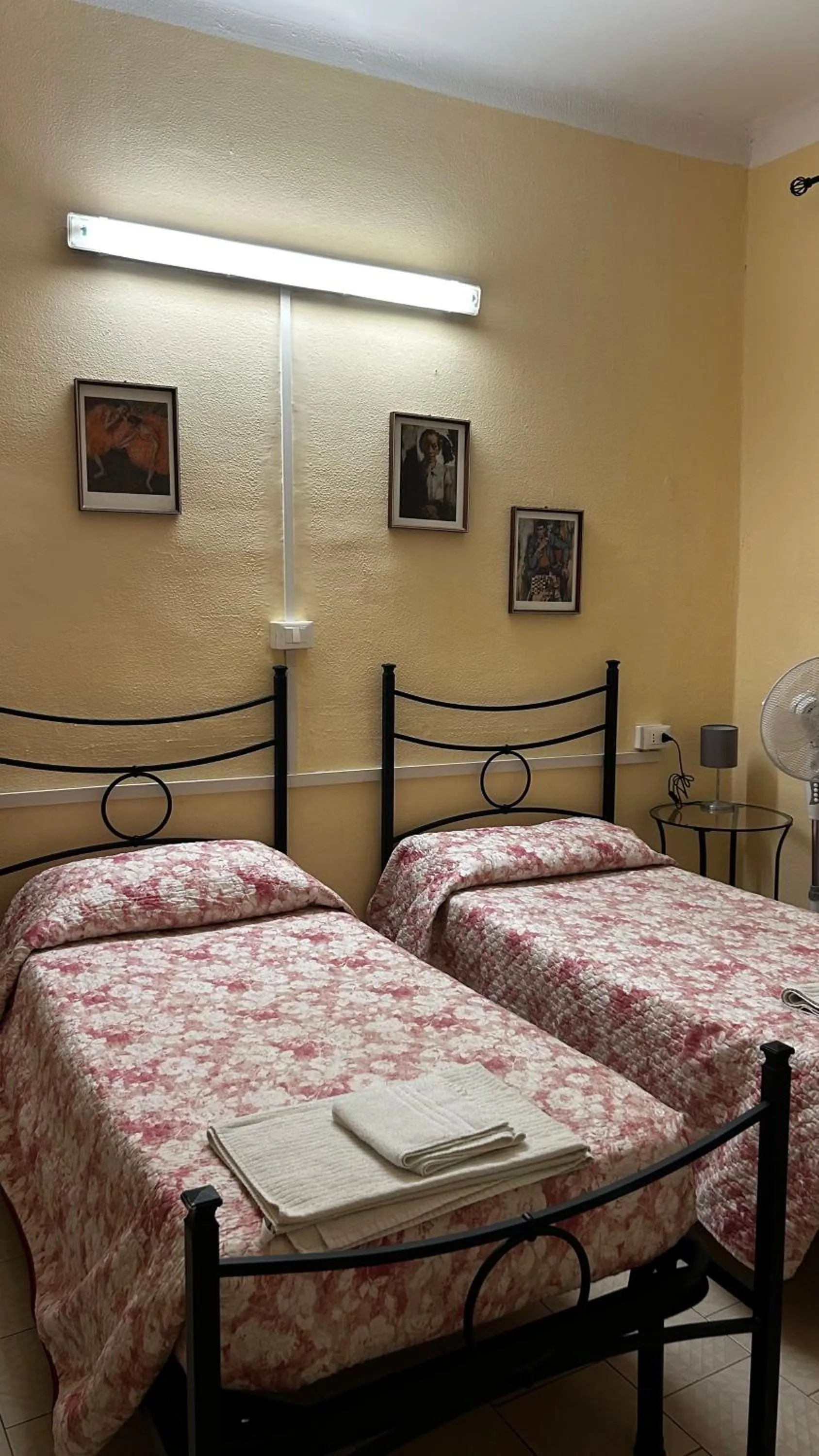 Bed in Albergo fiorita
