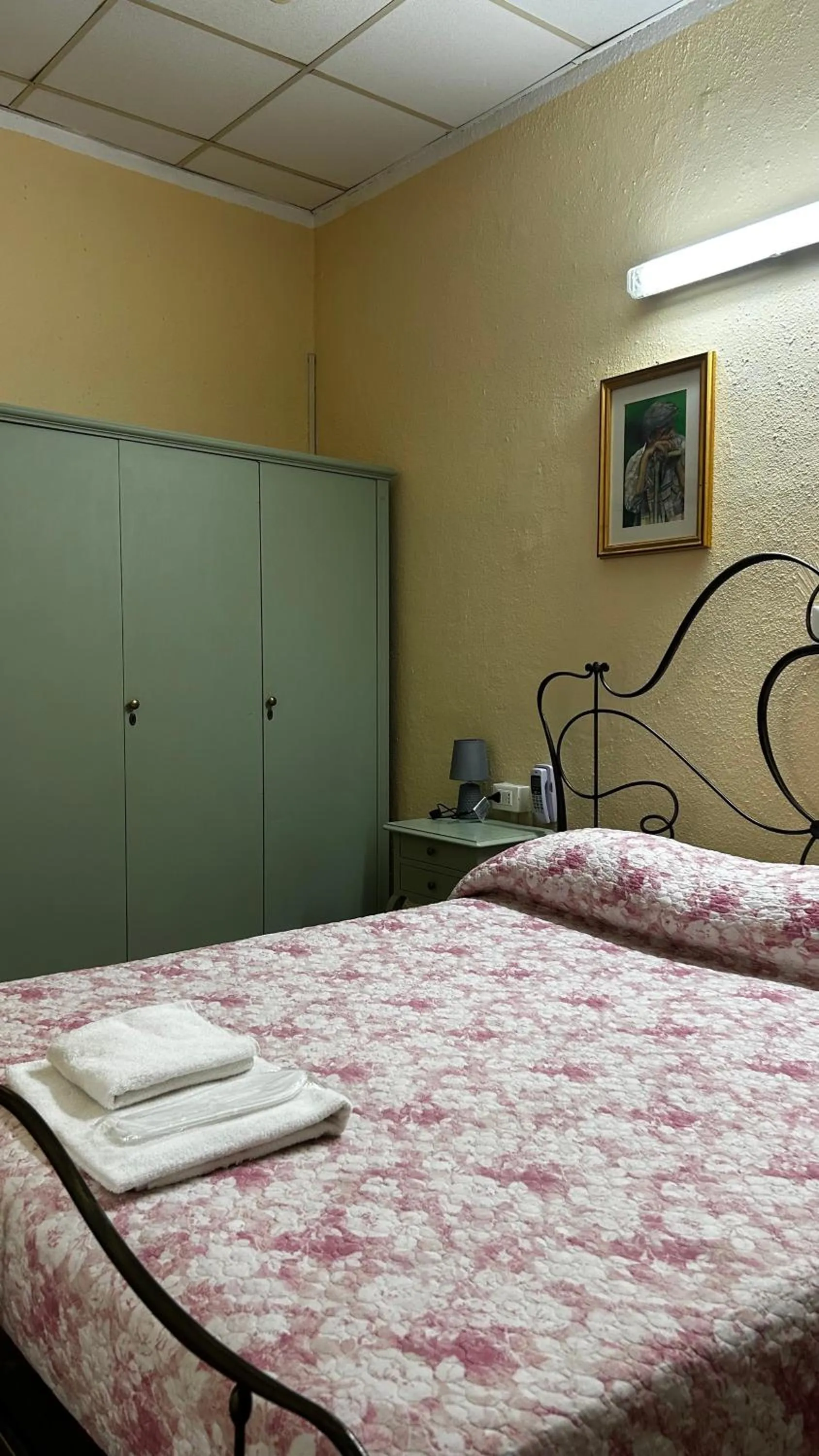 Bed in Albergo fiorita