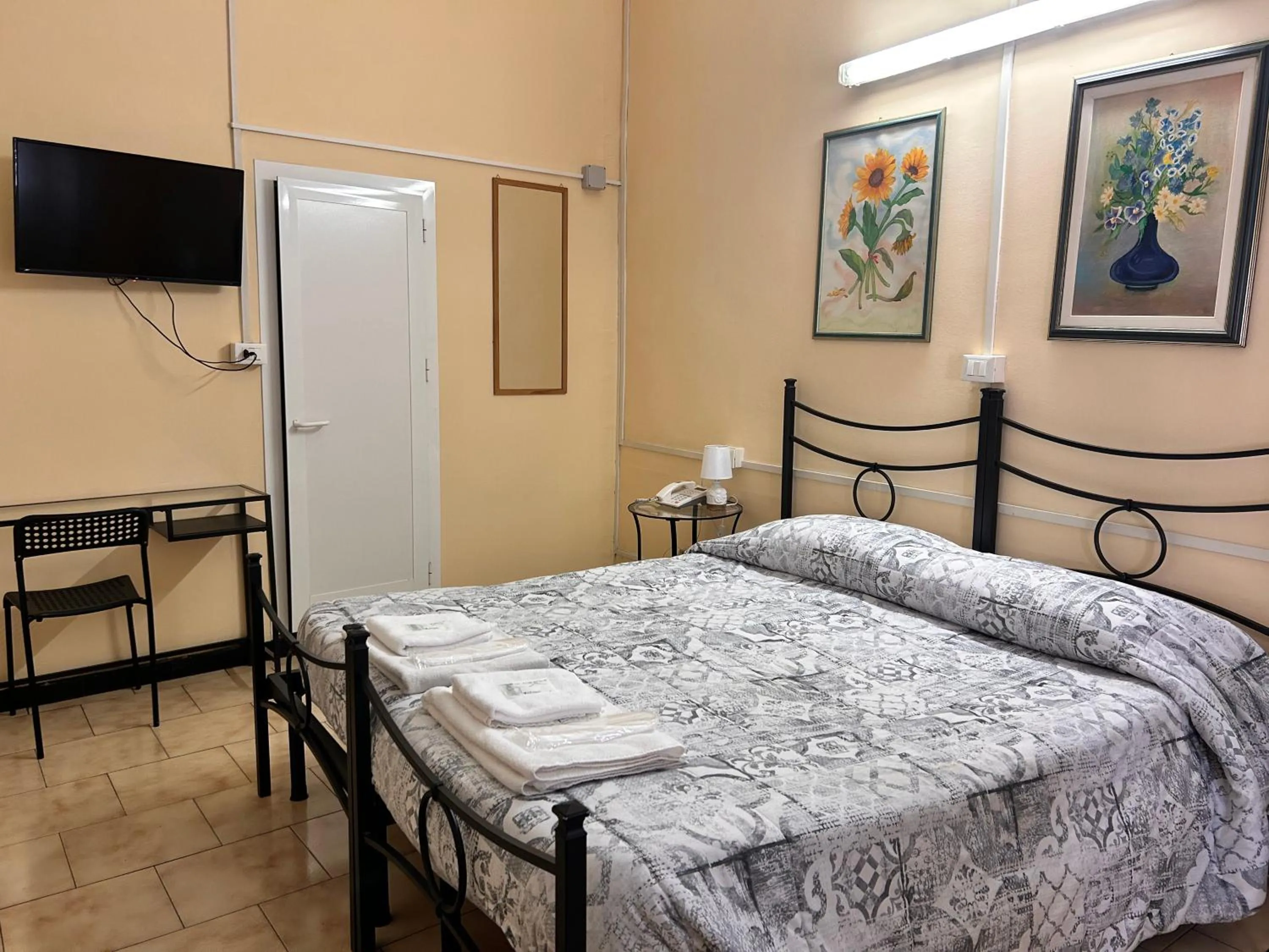 Bedroom, Bed in Albergo fiorita