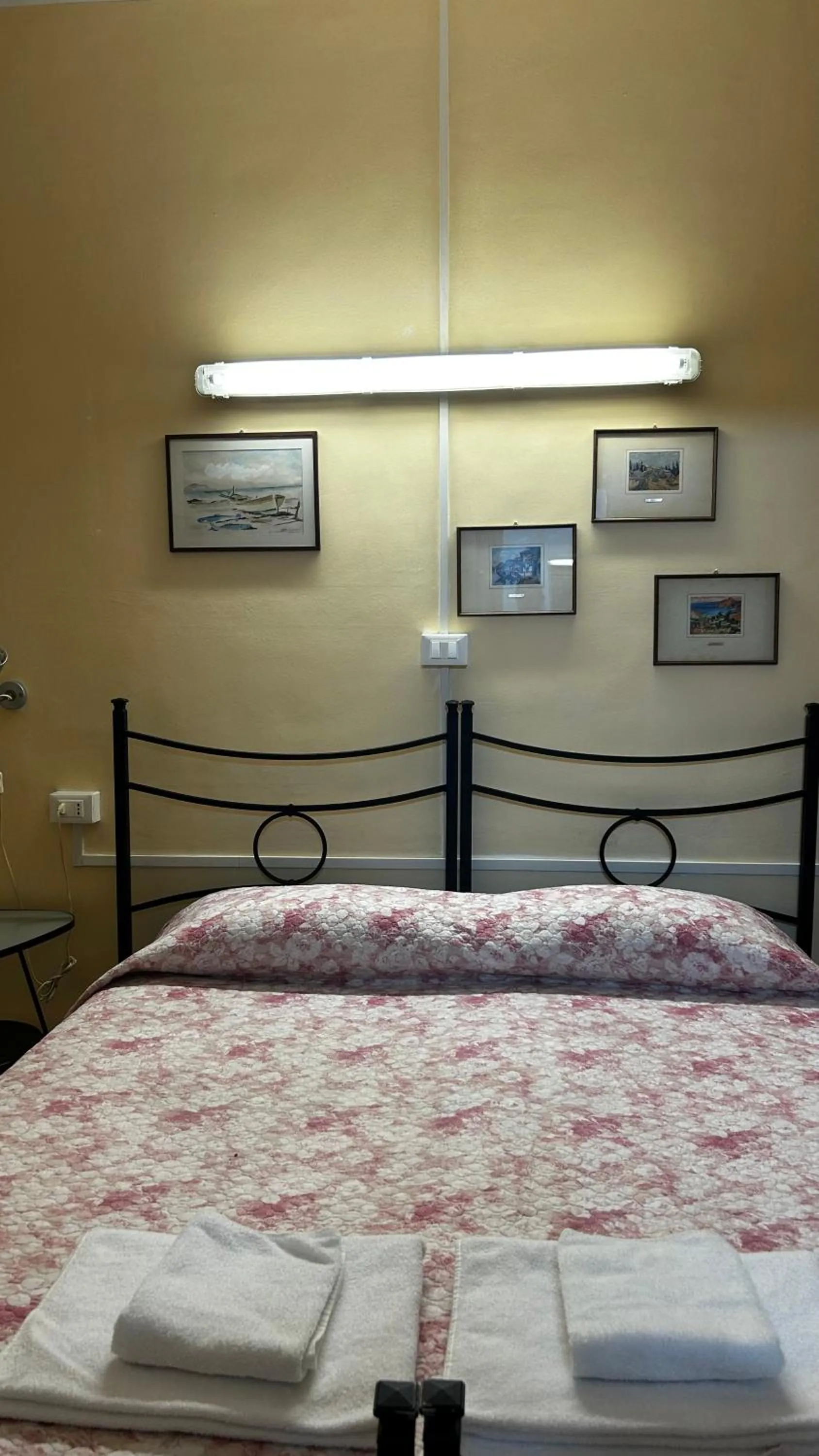 Bed in Albergo fiorita
