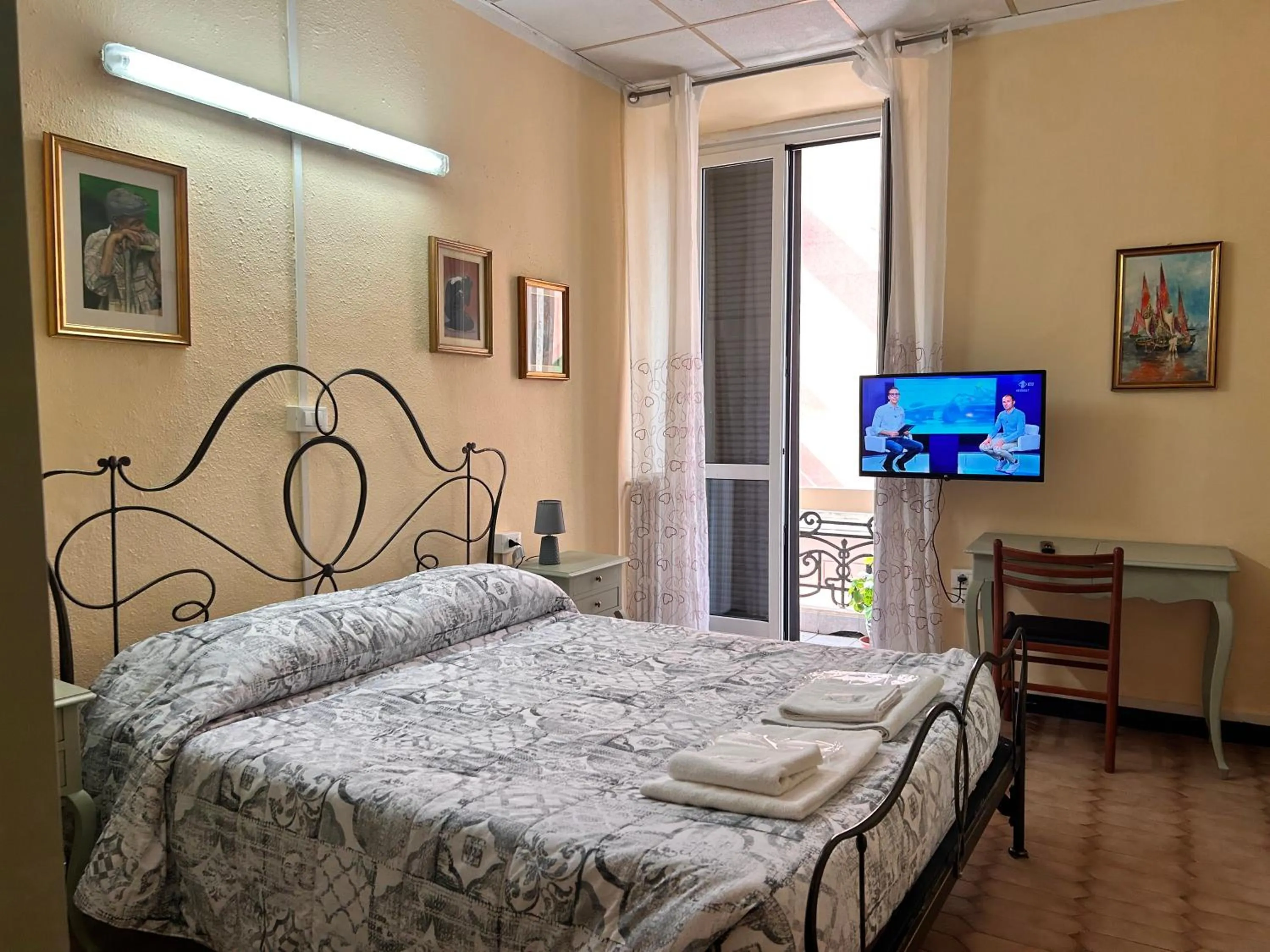 Bedroom, Bed in Albergo fiorita
