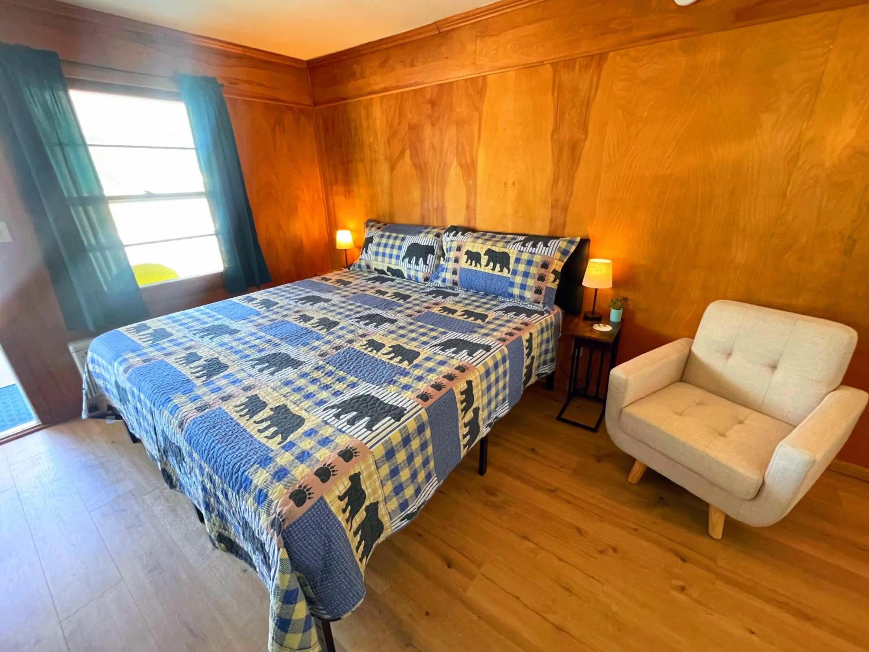 Bed in Hillcrest Motel