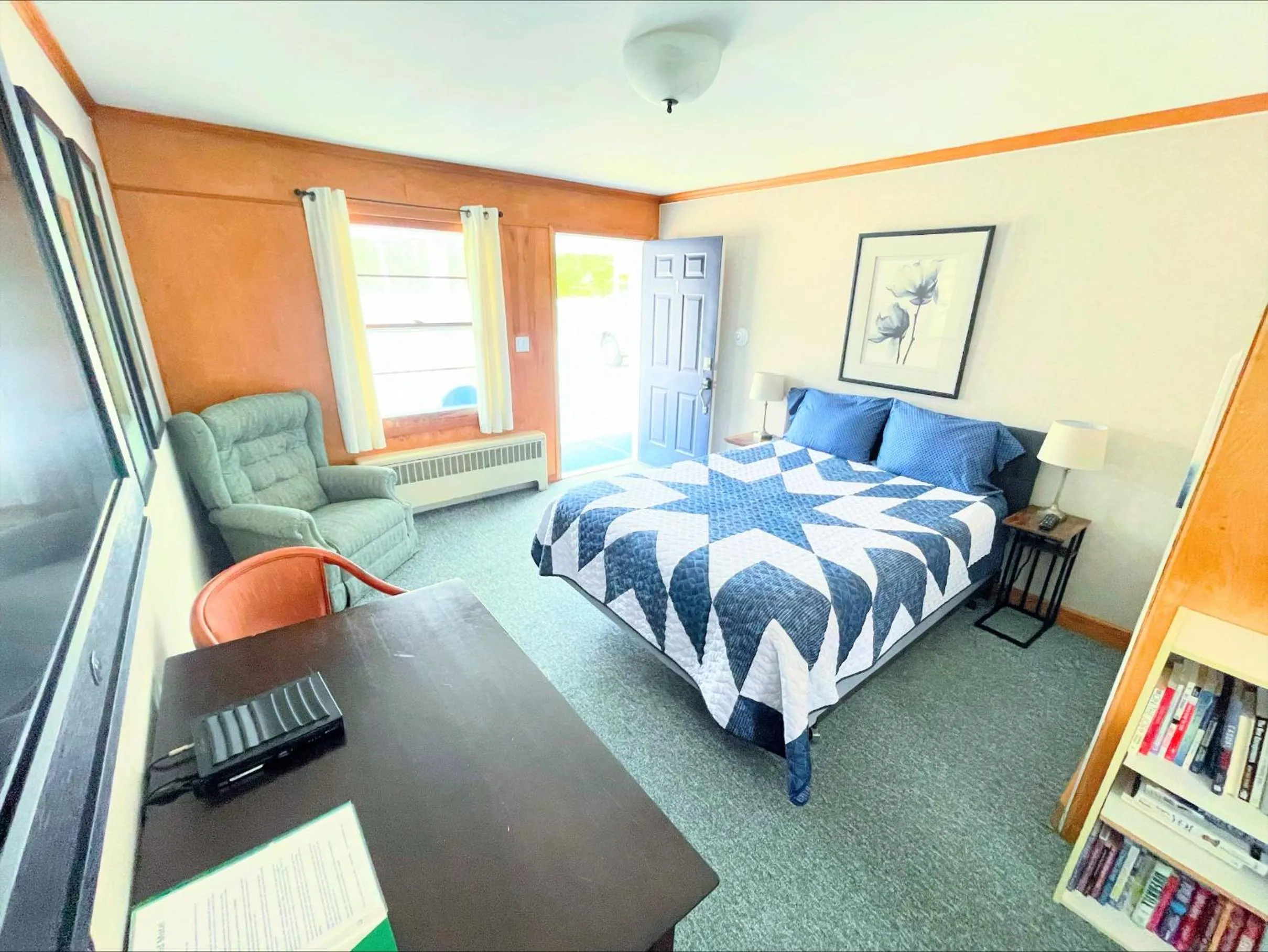 Bed in Hillcrest Motel