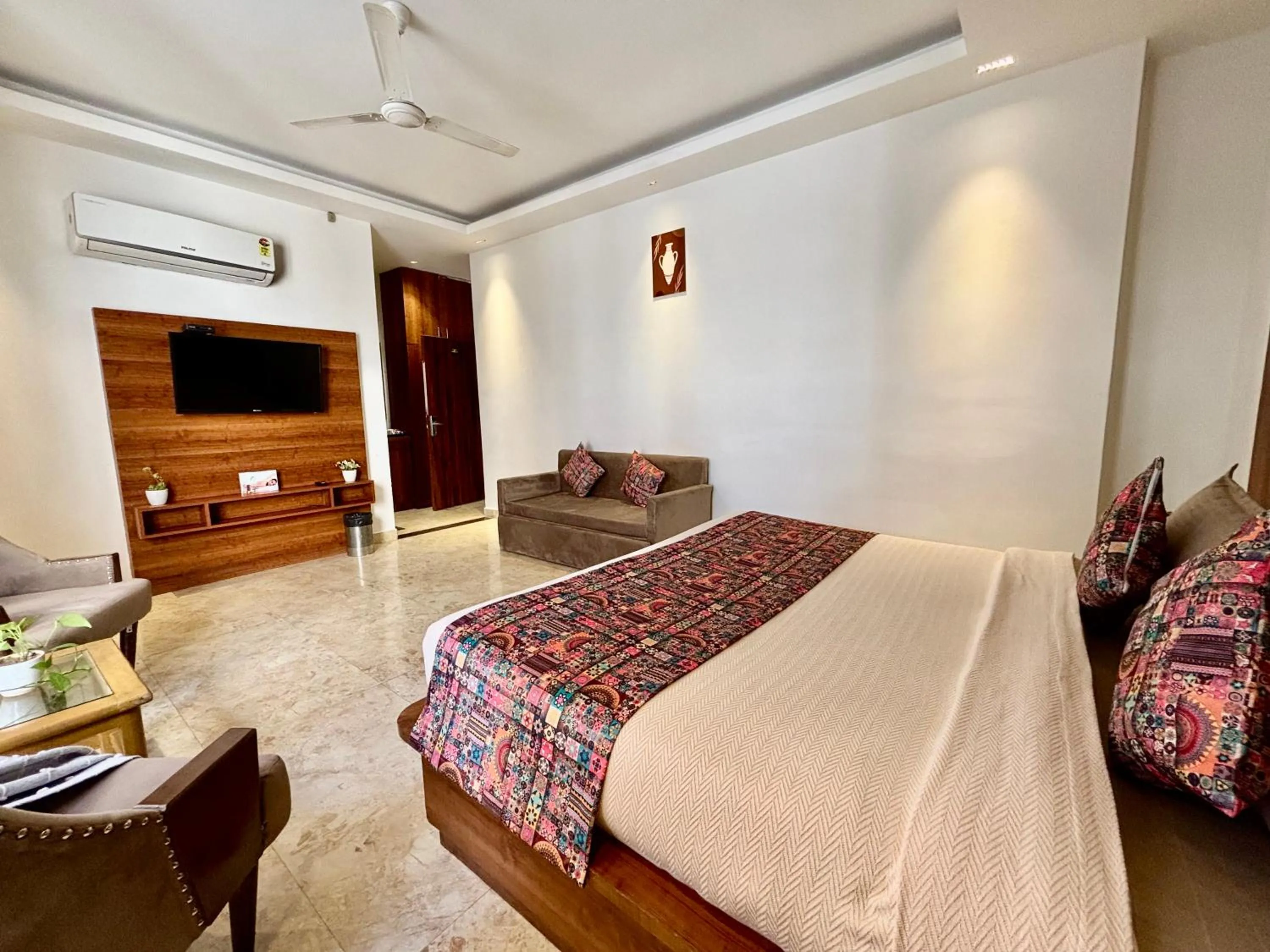 Photo of the whole room, Bed in Vyom Boutique Hotel Rishikesh