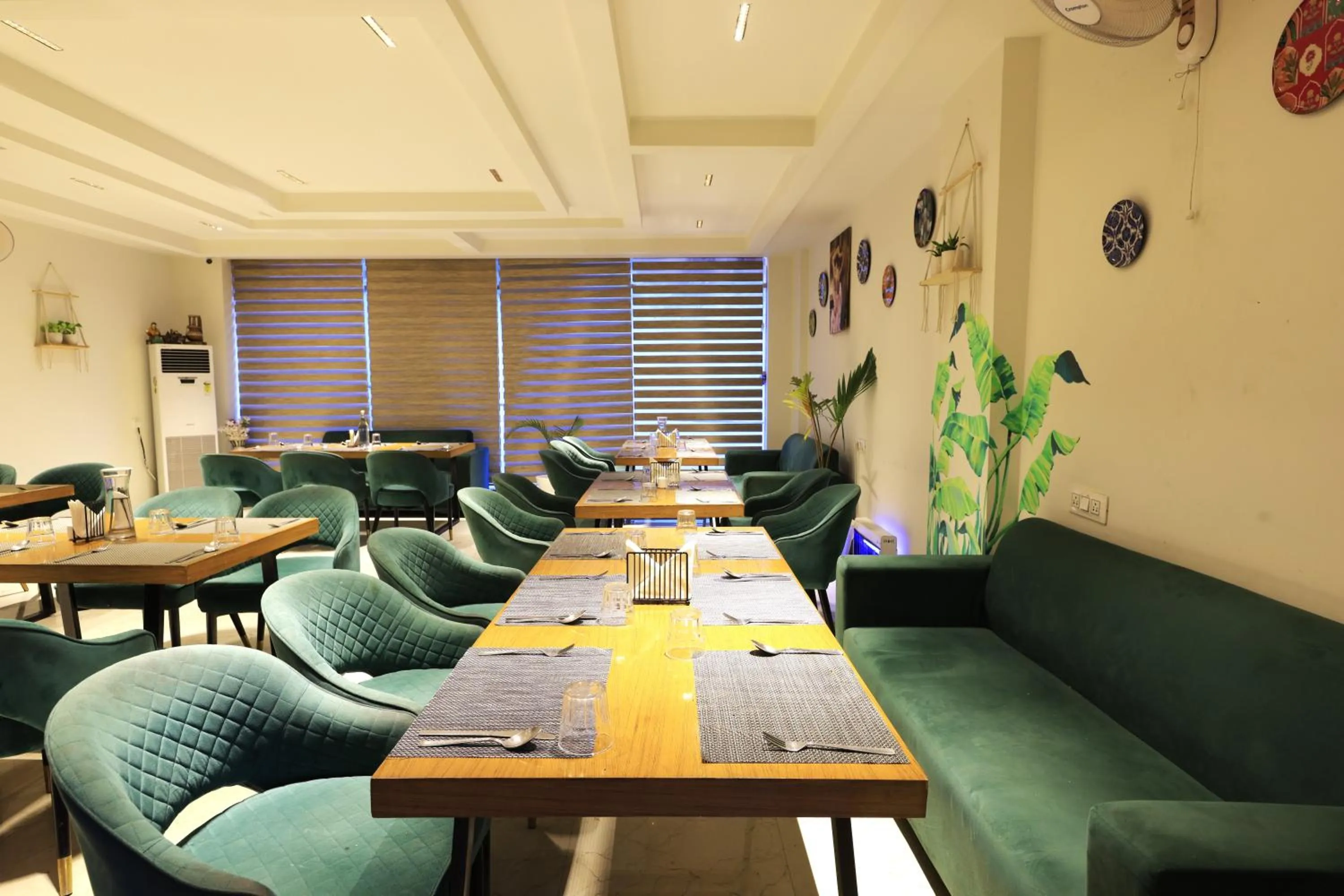 Restaurant/places to eat in Vyom Boutique Hotel Rishikesh