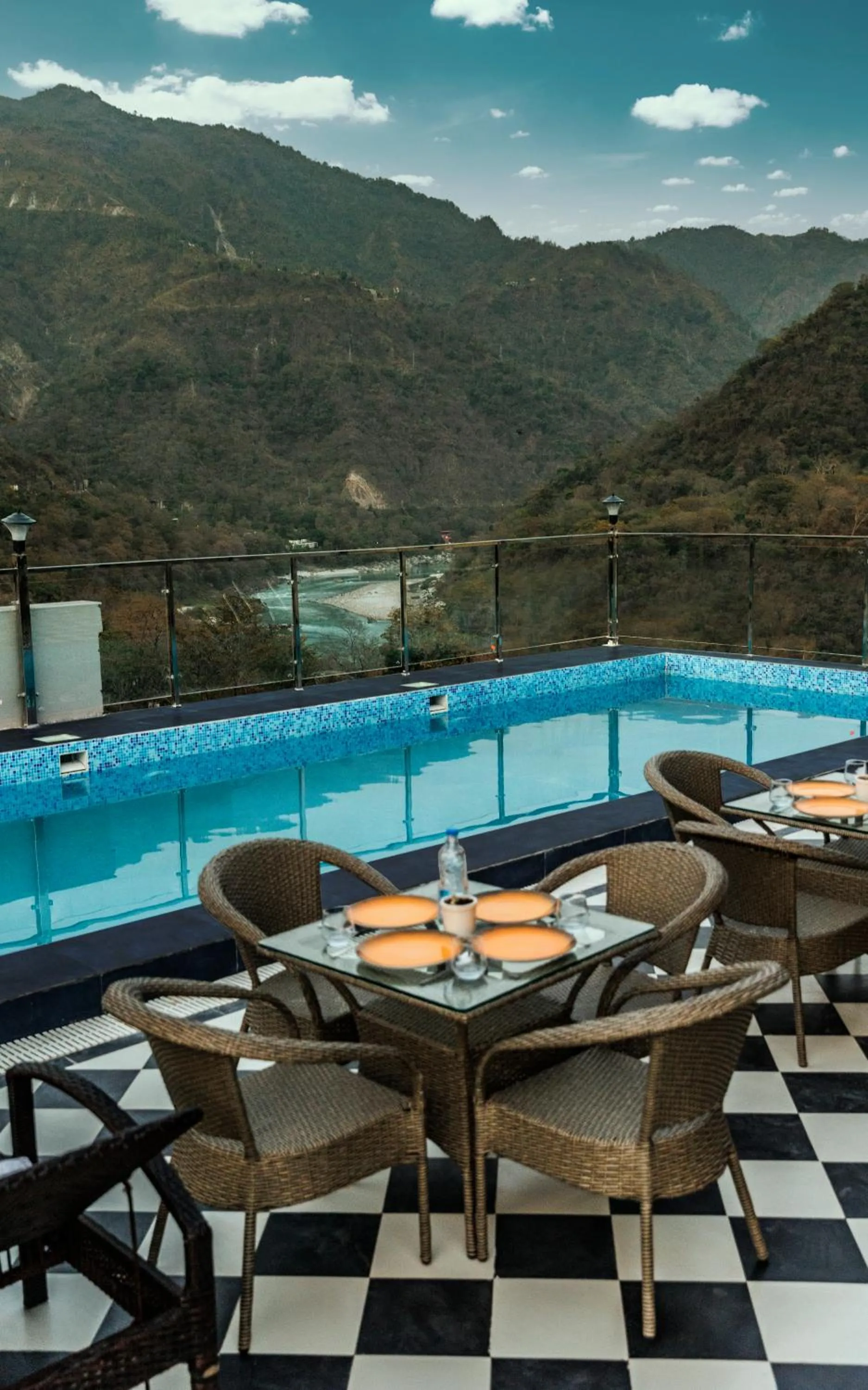 Restaurant/places to eat in Vyom Boutique Hotel Rishikesh