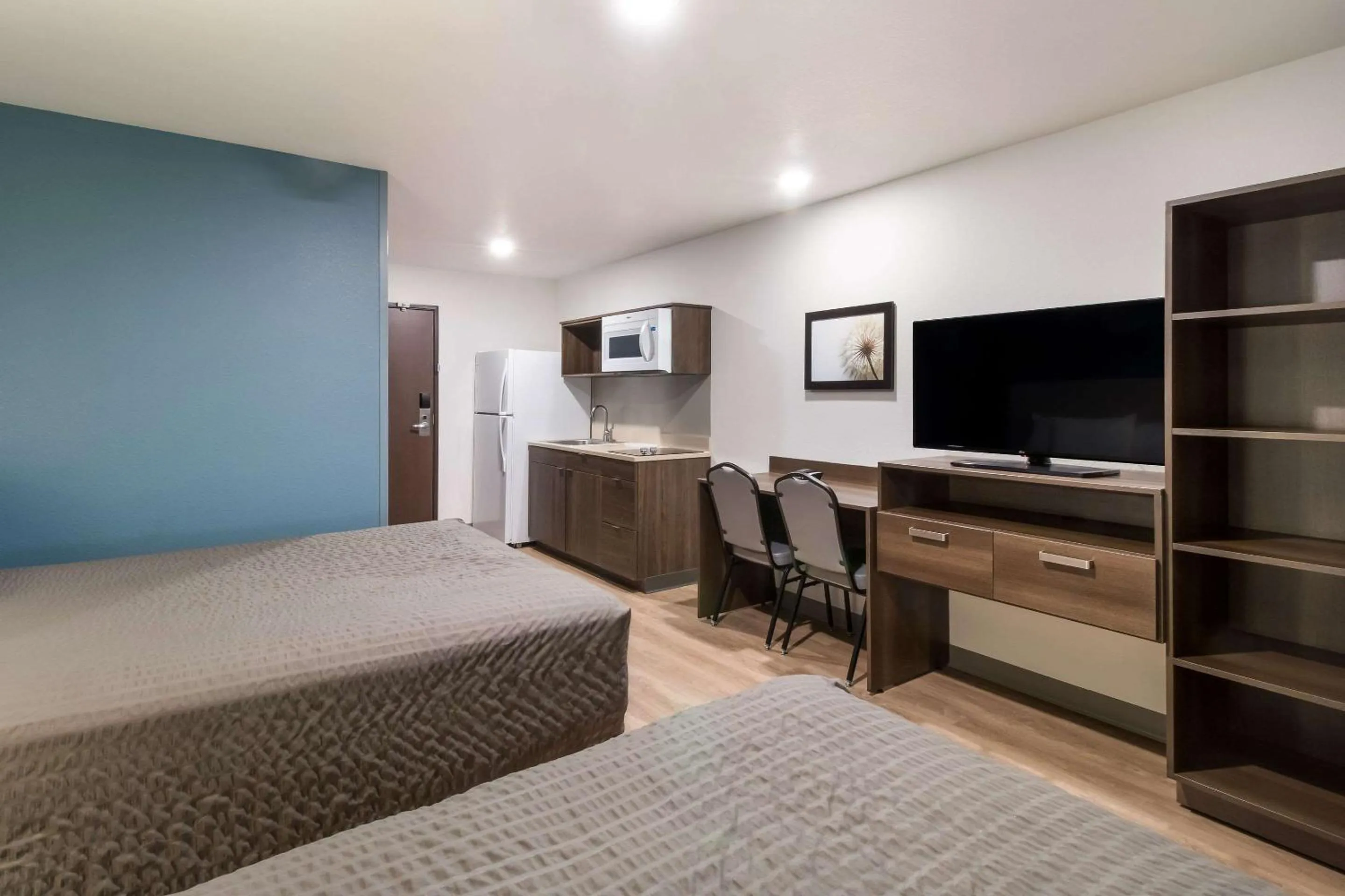 Kitchen or kitchenette, Bed in WoodSpring Suites Mesa Chandler