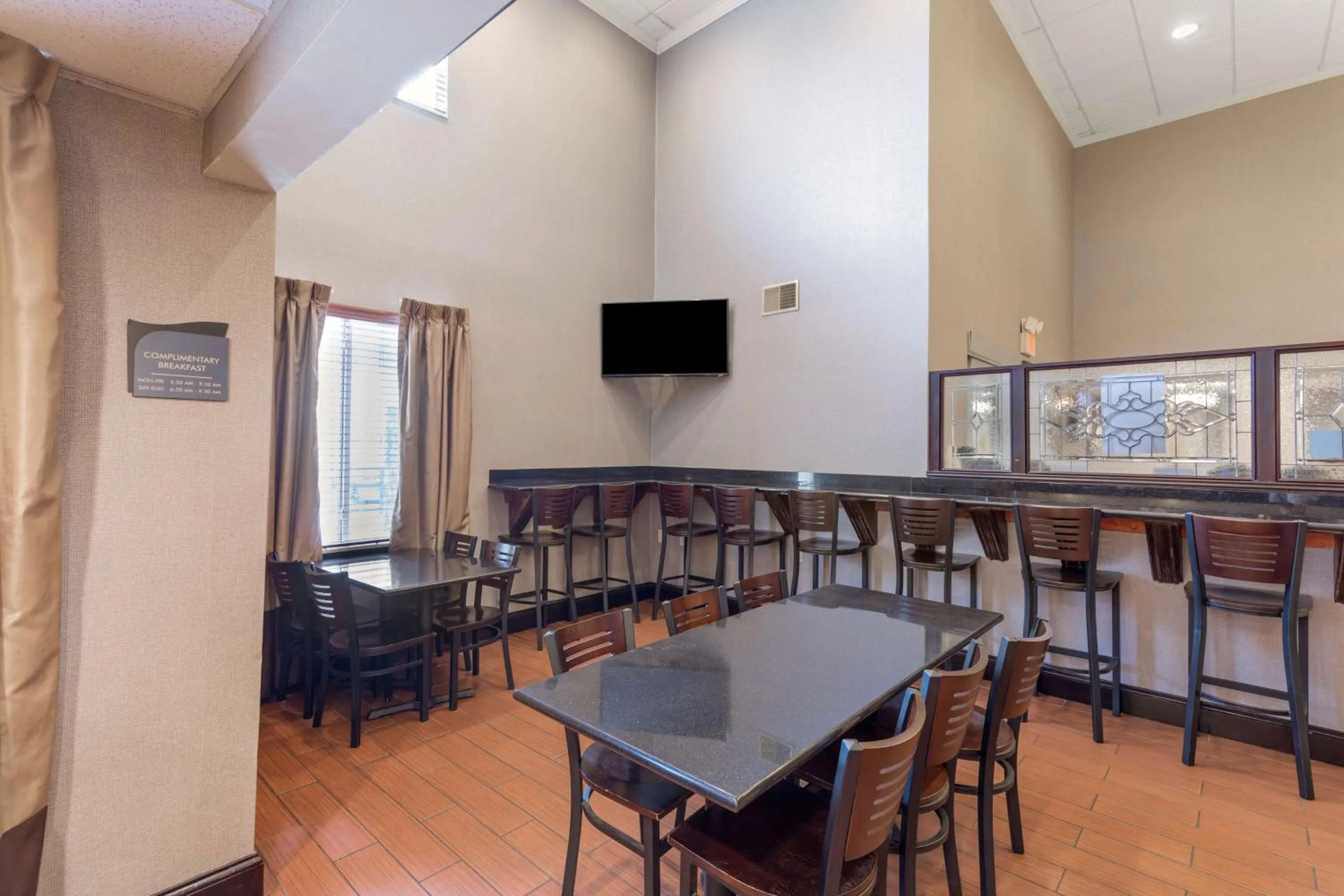 Breakfast in Best Western Plus Russellville Hotel & Suites