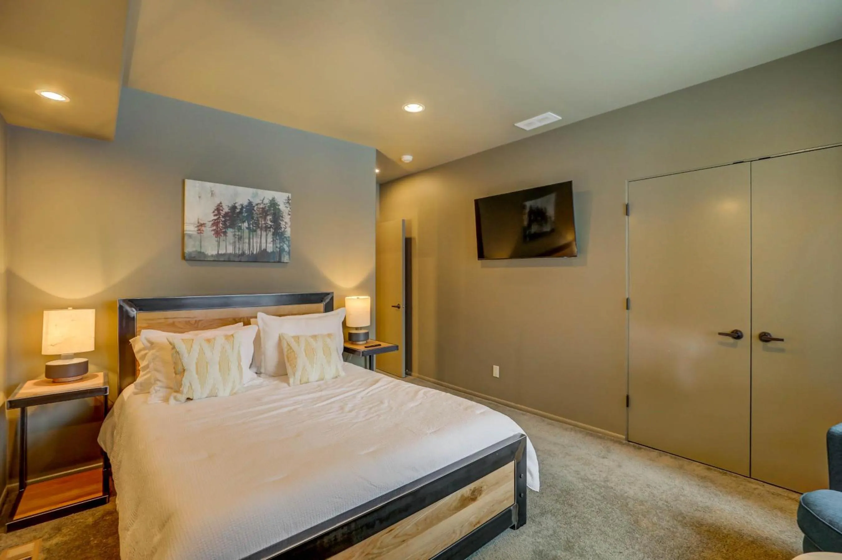 Bed in Mackinaw Manor by Casago McCall - Donerightmanagement