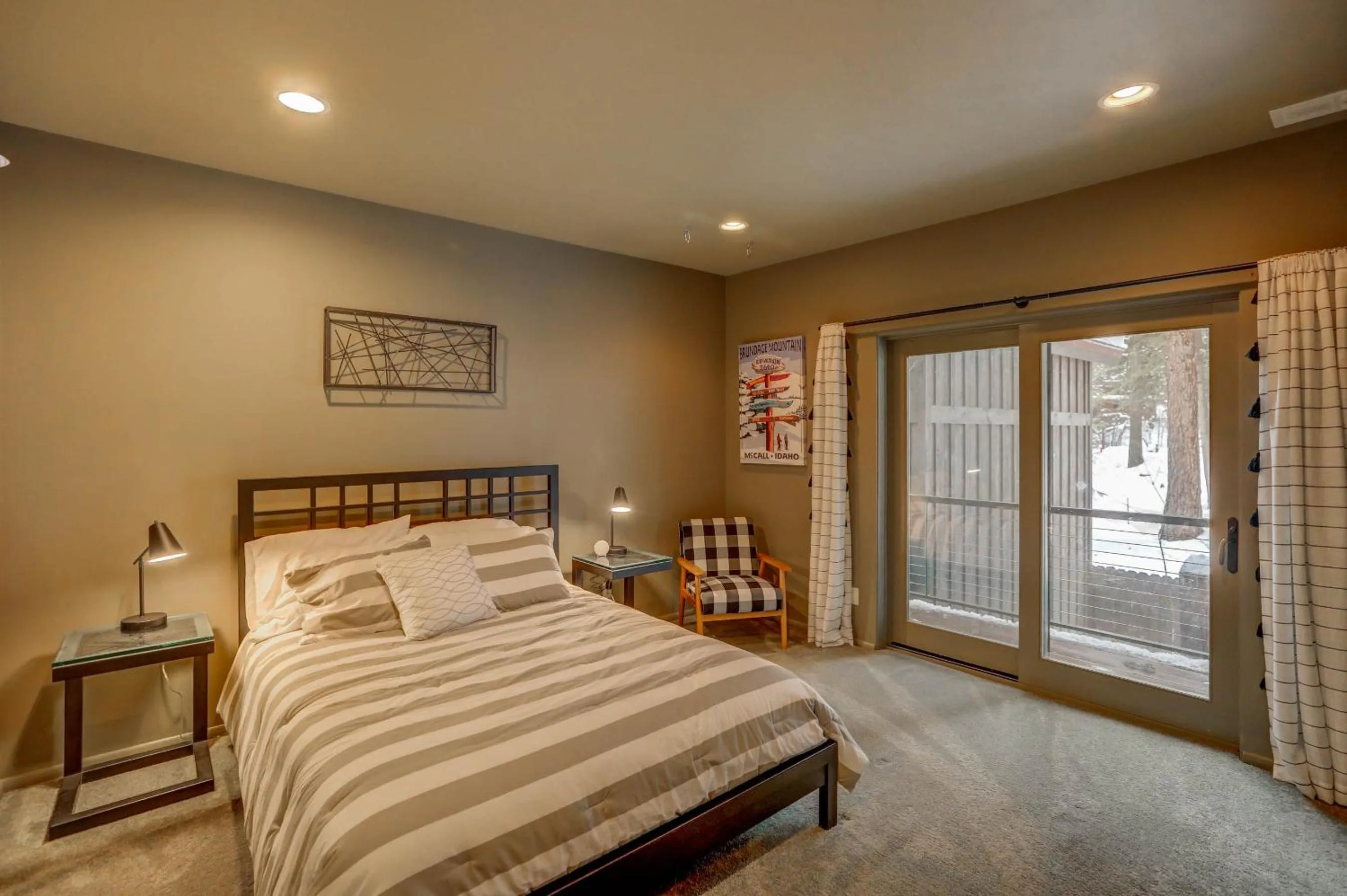 Bed in Mackinaw Manor by Casago McCall - Donerightmanagement