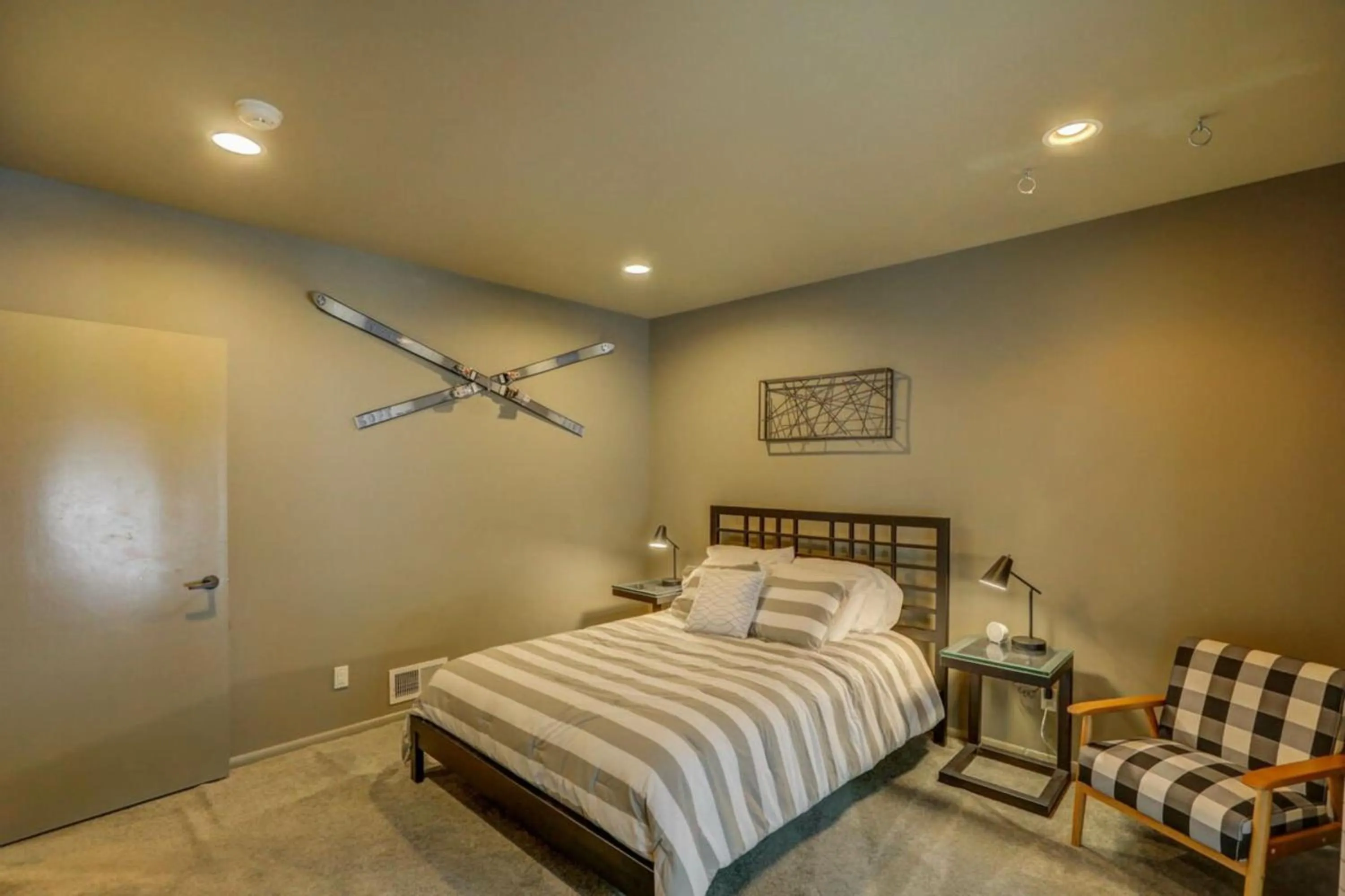 Bedroom, Bed in Mackinaw Manor by Casago McCall - Donerightmanagement