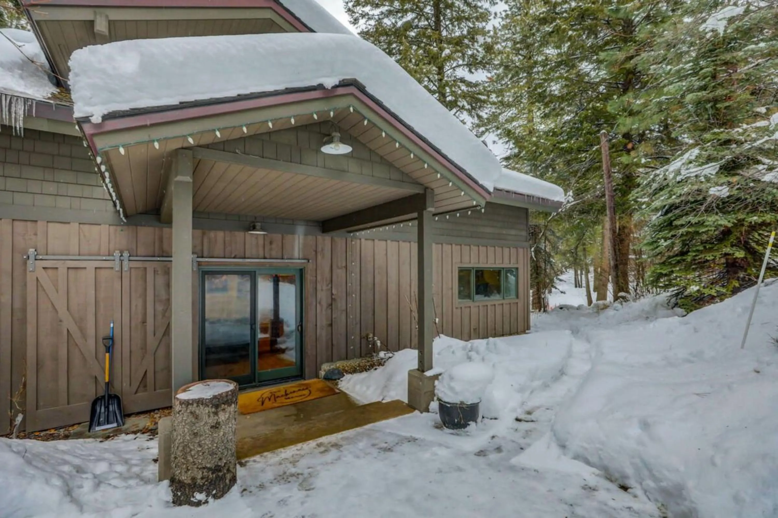 Facade/entrance in Mackinaw Manor by Casago McCall - Donerightmanagement